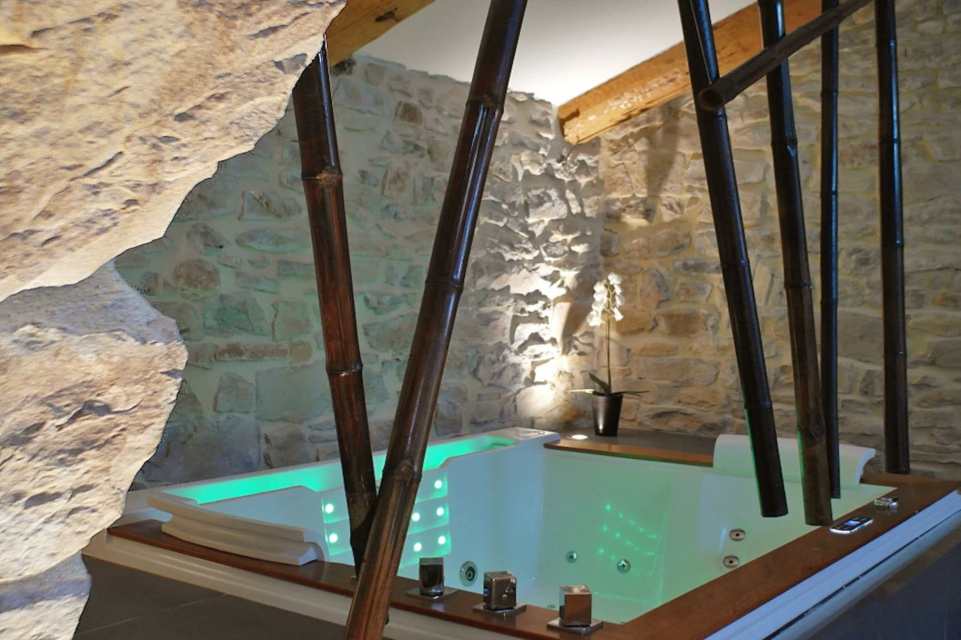 Prestige indoor jacuzzi – Designer Loft  Occitanie