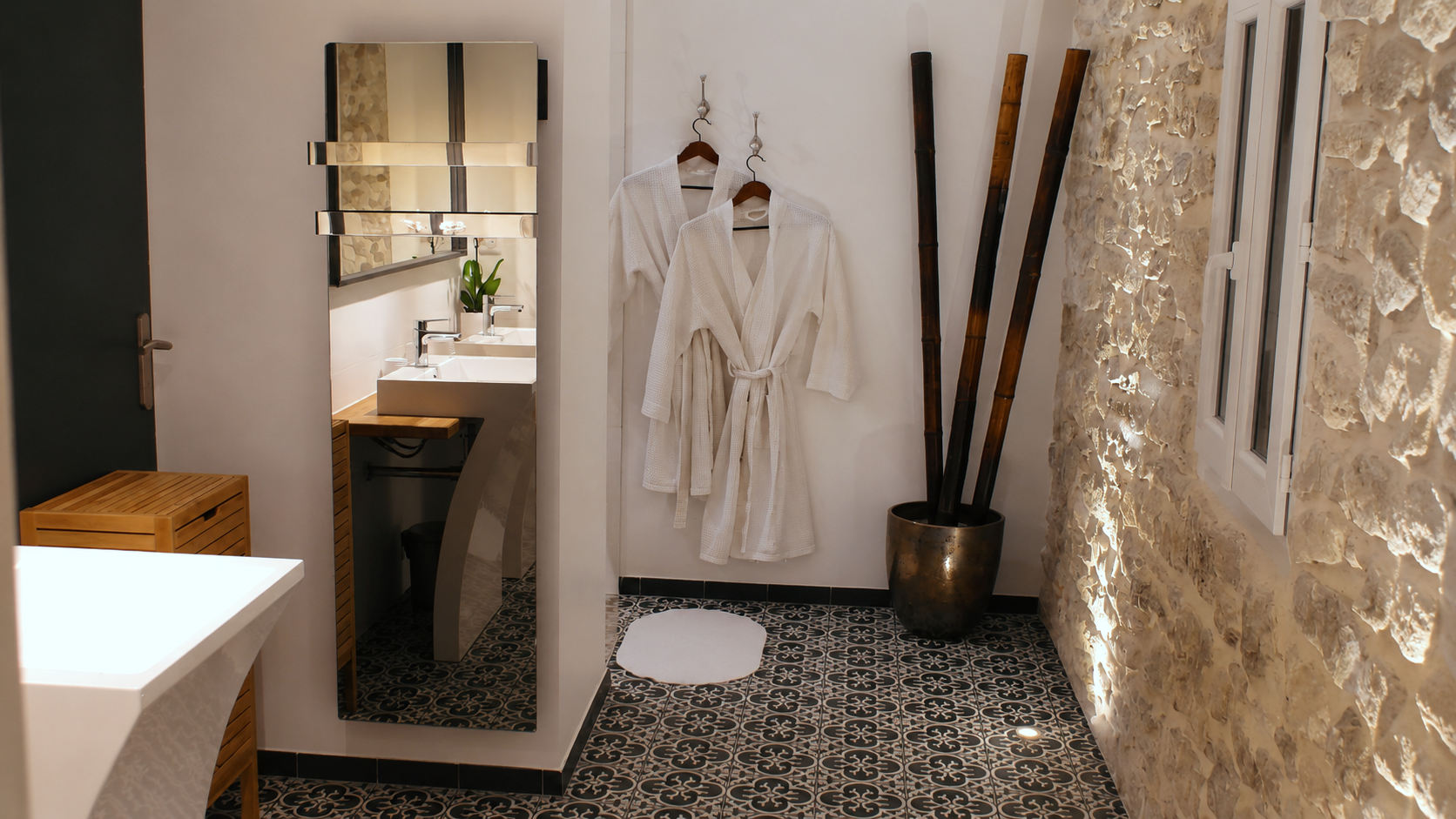 Stylish bathroom with walk-in shower – Villa rental South of France