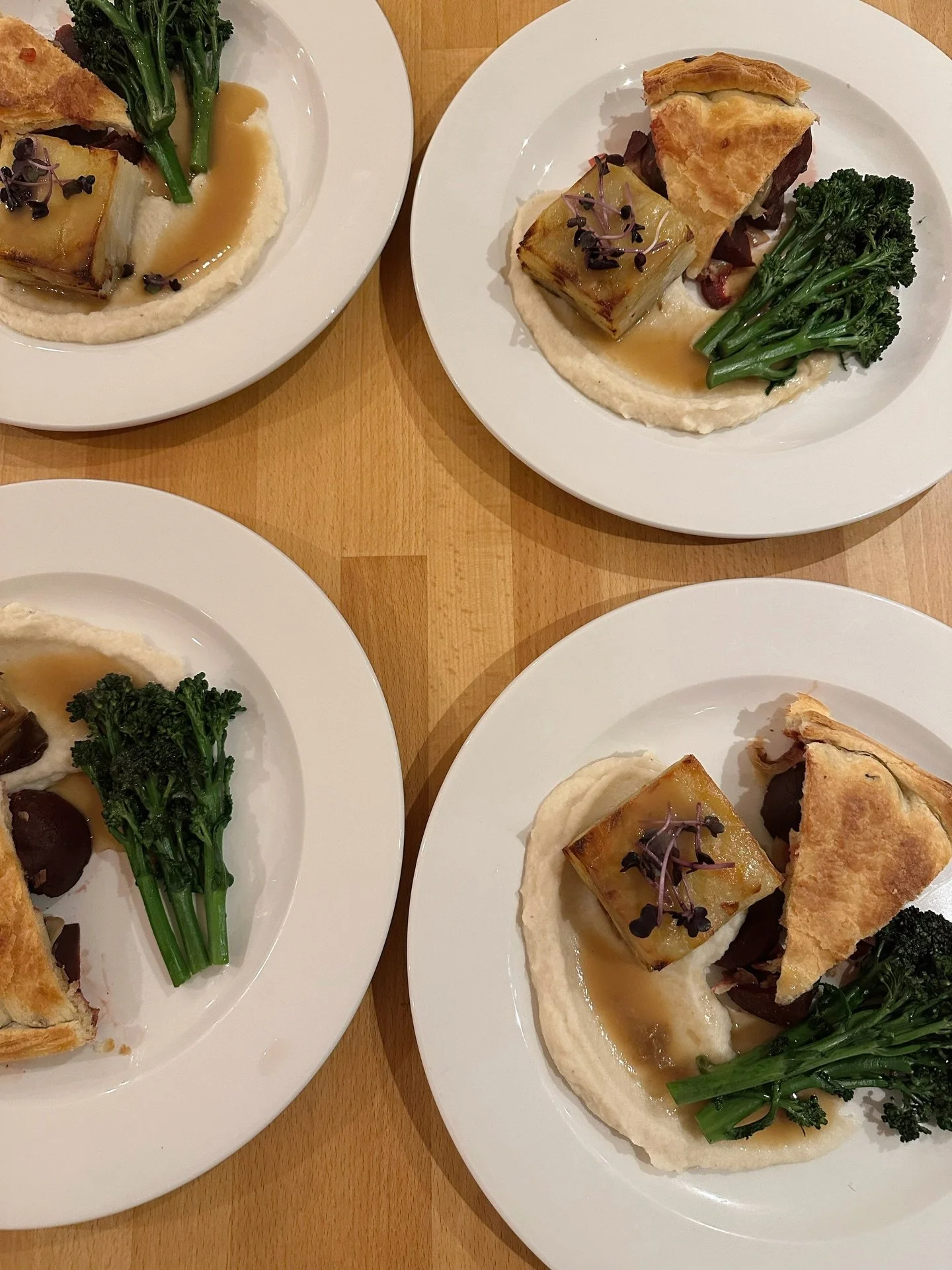 I&rsquo;m still reliving this beautiful event. A 3 course plant based feast I cooked last week for a gorgeous bunch of humans. ✨ I create food that is nourishing for the mind and body, packed full of flavour and delicious to eat. Dishes are designed 