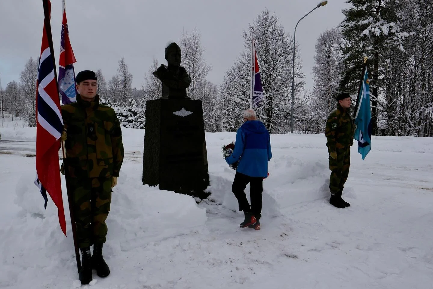 I tradisjon tro startet Reistaddagen med kransenedleggelse ved bautaen til oberst Ole Reistad. 
Markeringen understreket den dype forbindelsen mellom Reistadløpet og mannen det er oppkalt etter, oberstens innsats for nasjonen og hans sterke e