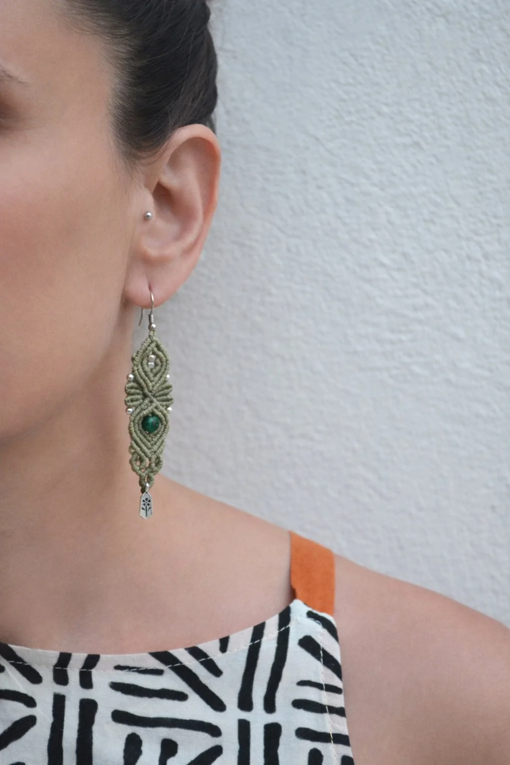 macrame boho flower earrings handmade jewelry μακραμέ σκουλαρίκια λουλούδι olive green λαδί πράσινο.jpg