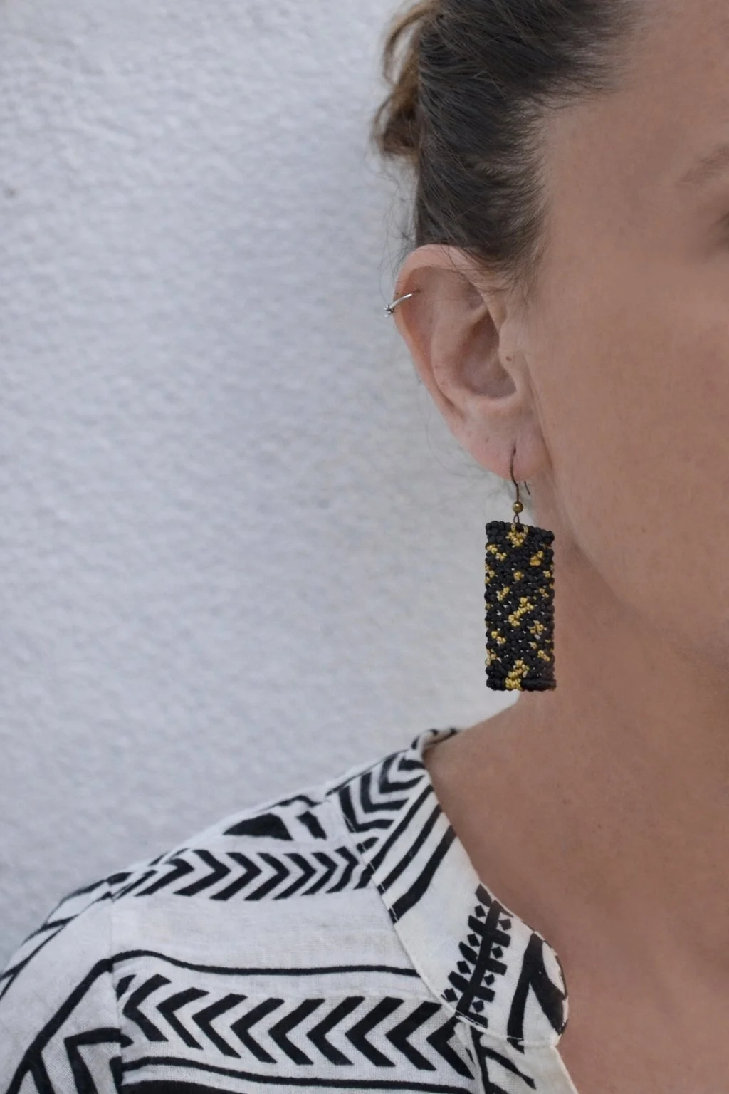 minimal geometrical pattern macrame boho earrings handmade jewelry μίνιμαλ γεωμετρικό σχέδιο μακραμέ μπόχο σκουλαρίκια black gold μαύρο χρύσο.jpg