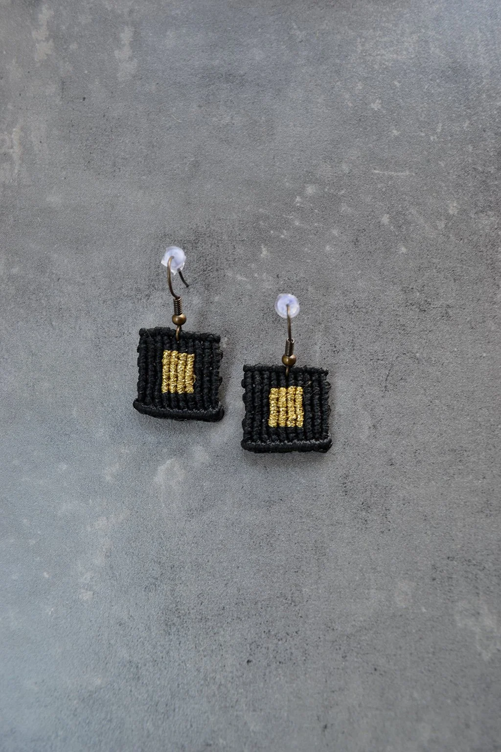 macrame earrings gold black squares boho μακραμε σκουλαρικια μαύρο χρυσό μποχο τετράγωνα γεωμετρικά αξεσουαρ accessories.jpg