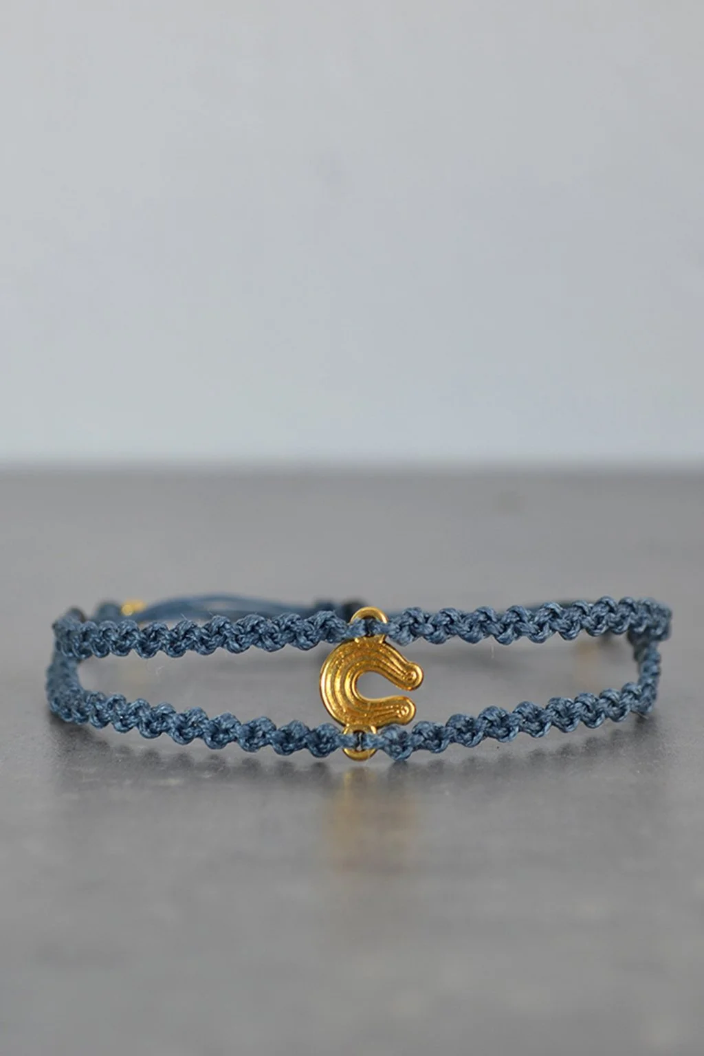 μακραμε βραχιολι γούρι μποχο αξεσουαρ δώρο χρυσές χάντρες πέταλο macrame bracelet accessory boho favour gift golden beads horseshoe blue grey raf μπλε ραφ γκρι γυναικείο κοσμημα.jpg