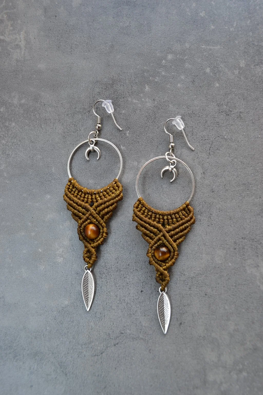 macrame earrings brown green feathers boho semi precious beads μακραμε σκουλαρικια φτερα λαδί καφε πράσινο μποχο ημιπολύτιμοι λίθοι αξεσουαρ accessories.jpg.jpg