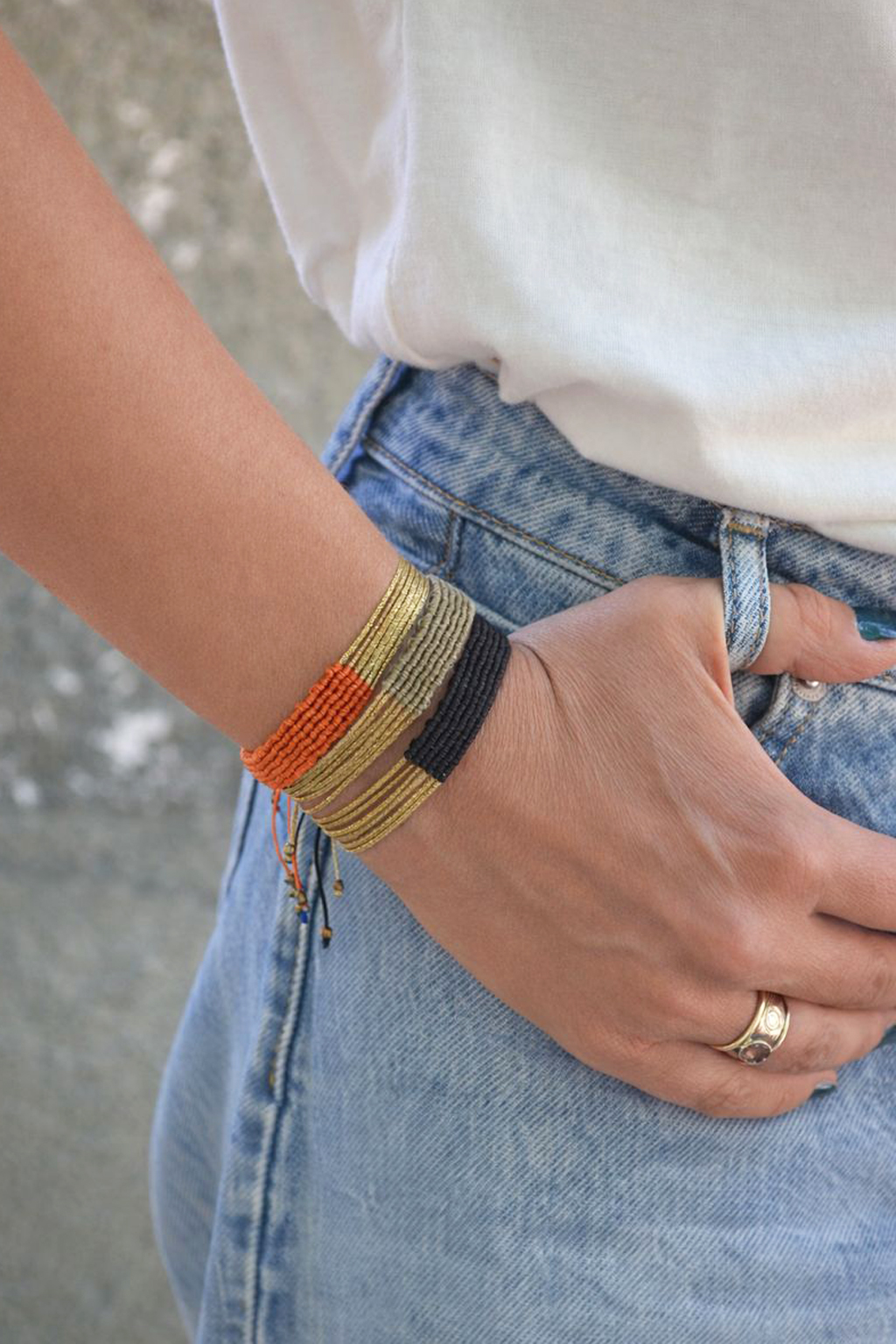 μακραμε βραχιολια μινιμαλ χρυσοκλωστή με χρώματα λαδι πορτοκαλι μαυρο δώρο αξεσουάρ macrame bracelets gift accessories golden orange olive green black.png