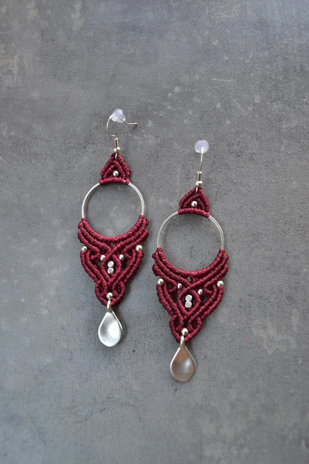 macrame hoop earrings burgundy red boho silver beads μακραμε σκουλαρικια κρικοι μπορντό κοκκινο μποχο ασημενιες χάντρες αξεσουαρ accessories.jpg