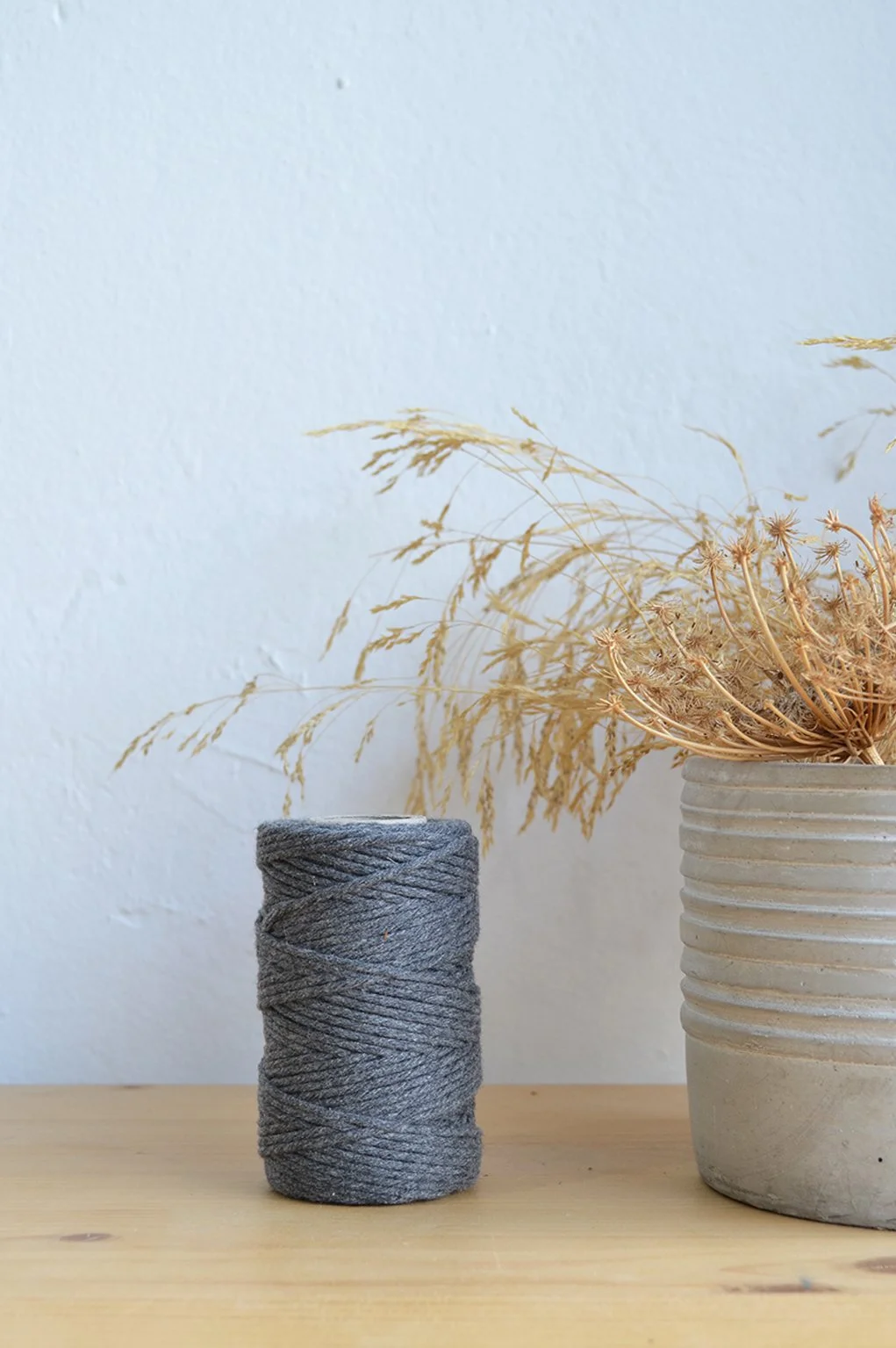 2mm μονοκλωνο βαμβακερο νημα μακραμε ανθρακι dark grey.jpg