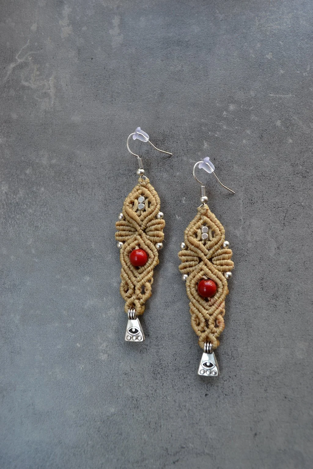 macrame boho earrings red semi precious beads beige waxed thread μακραμε μποχο σκουλαρικια totem τοτεμ μπεζ κοκκινες χαντρες αξεσουαρ accessories.jpg