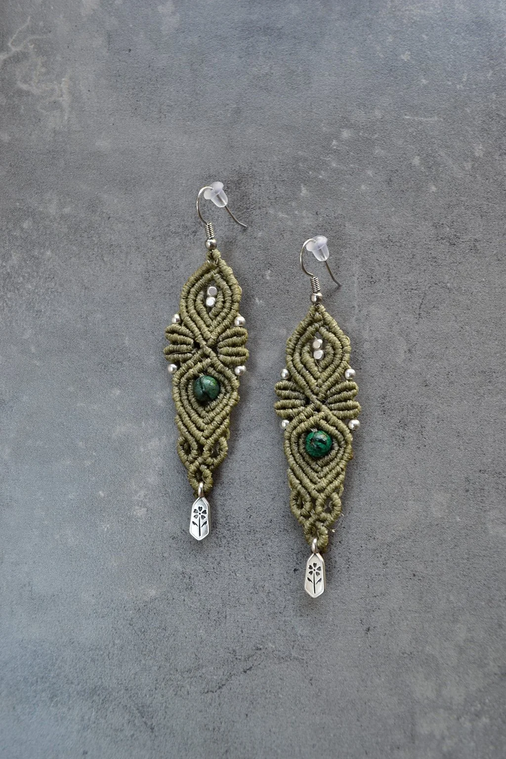 macrame earrings olive green semi precious beads μακραμε σκουλαρικια totem τοτεμ λαδι ημιπολυτιμες χαντρες αξεσουαρ accessories.jpg