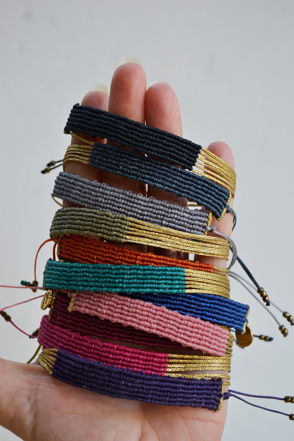 μακραμε βραχιολι μποχο μινιμαλ αξεσουαρ δώρο μπρονζε χάντρες macrame bracelet accessory boho minimal gift bronze beads golden waxed thread χρυση κηρολώστη εξώφυλλο.png