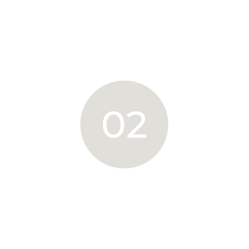 Grafiikka, jossa on iso harmaa ympyrä ja tekstissä '02' keskellä.