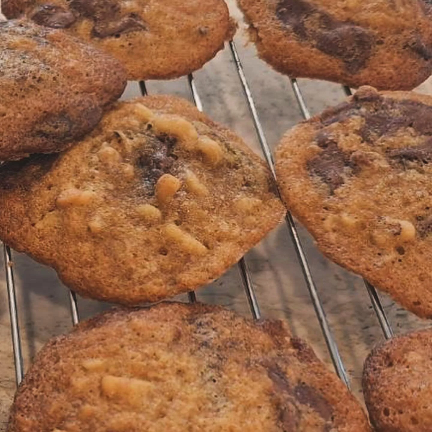 こんにちは〜

夏の間しばらくお休みしていたチョコチップクッキー復活しました！
しかも更に美味しくなって！

美味しさレベルアップの秘密は、クルミをローストする事。
クルミを軽くローストする一手間をかける事で、クッキーの生地を作るステップが三つ増え、時間も20分長くなります。
でも食べてみると、美味しさの違いは最初の一口で分かります！

まだまだ暑い日もあるので、暑い時にはコロンビアスプレモのアイスコーヒーと。少し涼しくなったらホットコーヒーと一緒に召し上がって頂くと、更に満足レベルがアップする