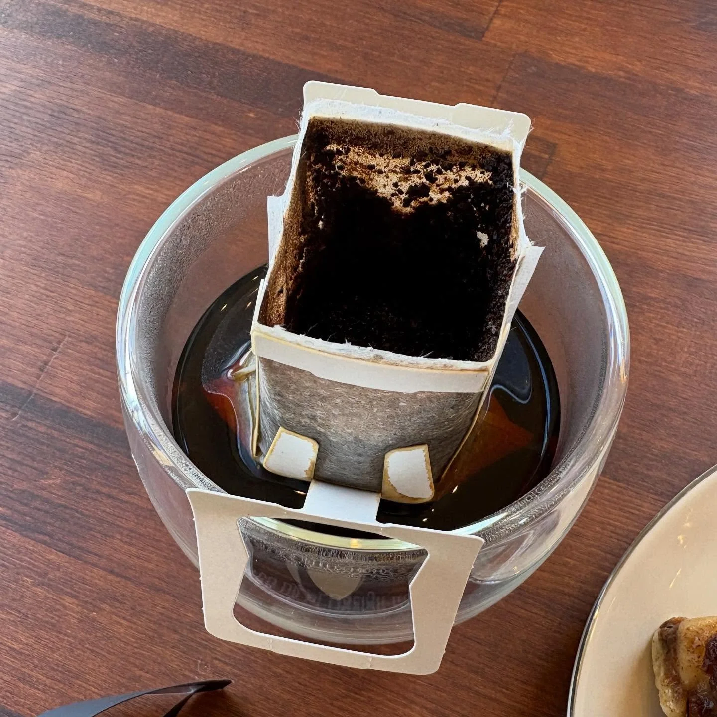 Project Kobo Placeのシングルカップパック。
最高に美味しいです！
今日は、品質管理という名の元、定番のコロンビアスプレモをテイスティングしました。
せっかくだからたっぷりホイップクリームを乗せたアップルパイと一緒に。

Project Kobo Placeで召し上がって頂いて気に入ったコーヒーがあれば、お持ち帰り用にシングルカップパックにしますので、お気軽にお申し付けください。

家でお仕事、子育て、整理整頓で忙しい日に、ひと時PKPので過ごした時間と味を再現できるかも。

シ