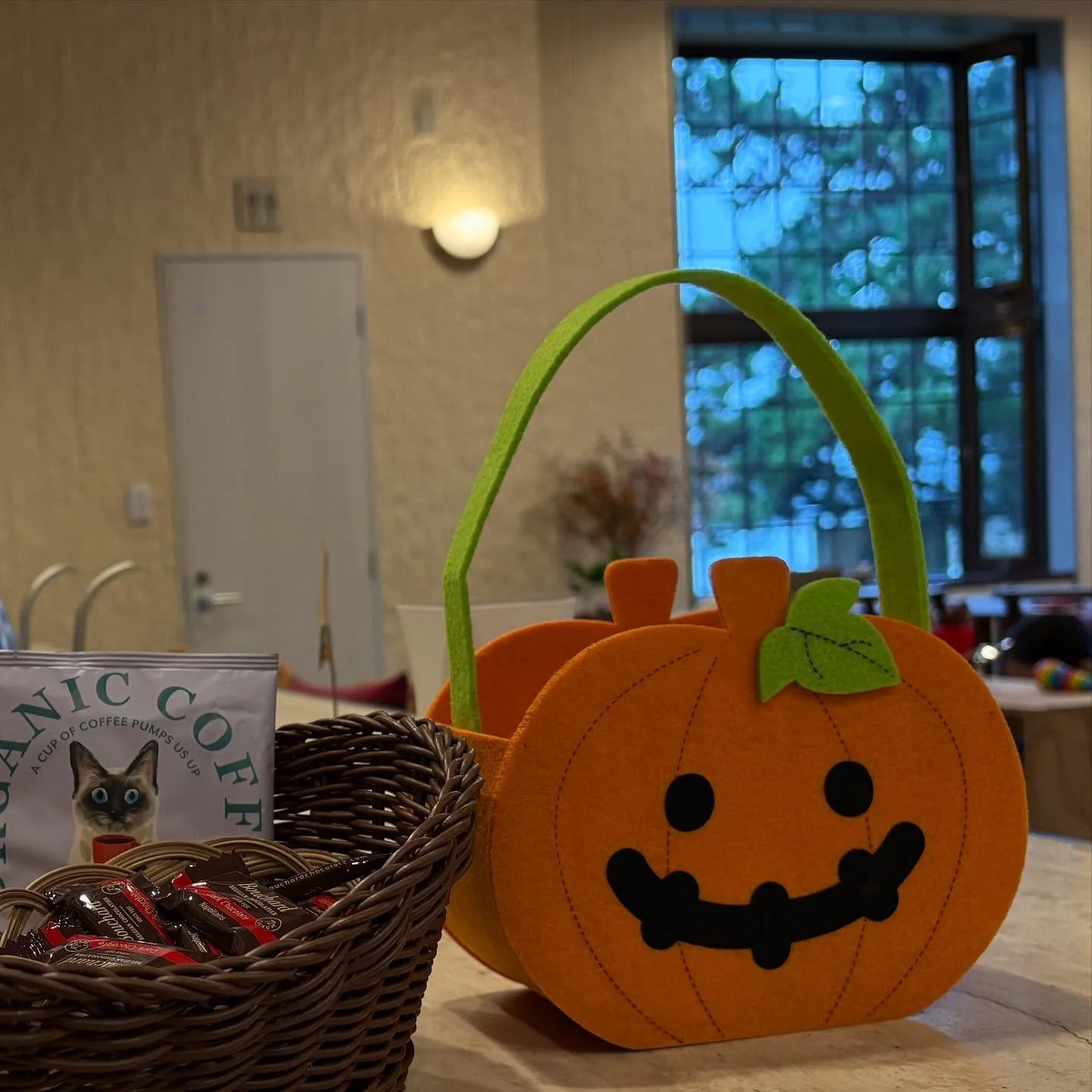 Trick or treat!
今日はハロウィン。
全て当たりのくじ引きをご準備していましたら、最初の方が何と大当たりをひかれました！
大当たりは、コロンビア・オンブリゴンのドリップパック。
大変喜んで頂けて私達も嬉しくなりました。

秋雨の天橋立の景色もキレイです。
皆さま今週末もステキな時間をお過ごし下さい。