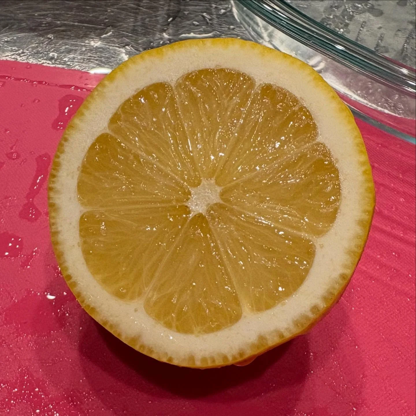 レモンカードですよ〜
タルトに。パンケーキ、スコーン、トーストとも召し上がって頂けるよう、多めに作りました。

実は、ダブルボイラーでじっくり混ぜながら煮る前に生で飲んじゃっても美味しいんですよね。おいしーいオレンジジュリアスって感じ。

昔むかーしアメリカのどのモールにもあったお店。1987年にデイリークイーンに買収されてからオレンジジュリアスのお店は無くなっちゃったけど。

あ、この投稿はProject Kobo Placeのレモンカードについてでしたね！出来上がったレモンカードの写真はまた