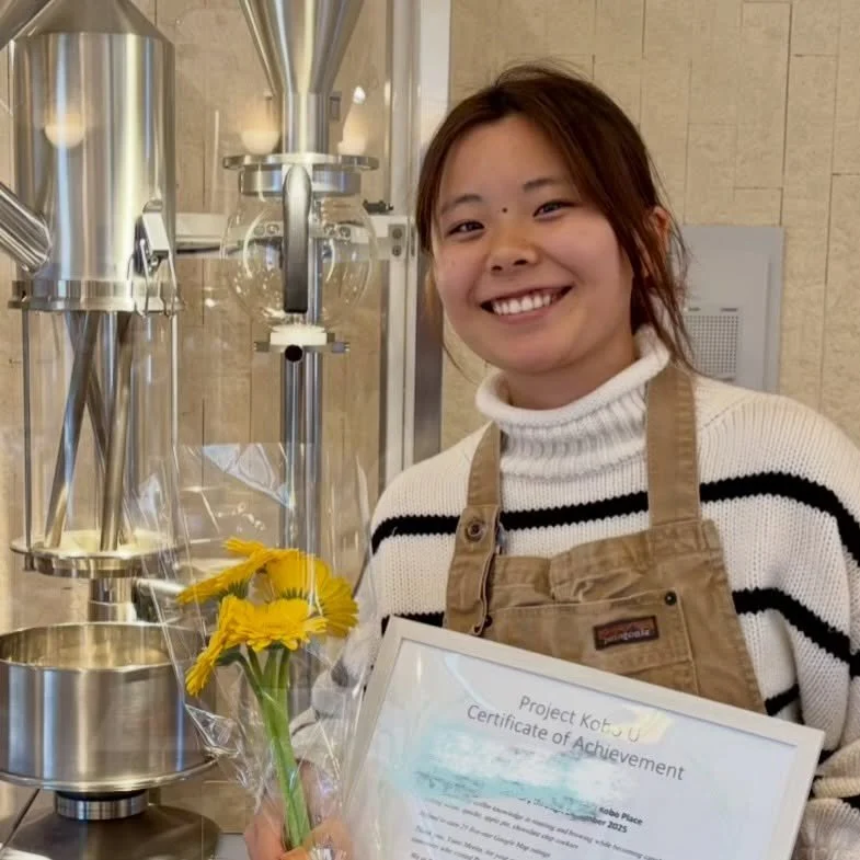 ユノちゃんがProject Kobo Placeを卒業しました。
おめでとうございます！

一年間沢山学び、沢山貢献してくれました。
チョコチャンククッキー約250個
スコーン約200個
アップルパイ約250人分
キッシュ約320人分
を作り
スペシャルティコーヒー約20 kgを焙煎し
スペシャルティコーヒー約770杯を一杯づつ丁寧にハンドドリップしてくれました。
ユノちゃんがさりげなく、心地良くお客様に接してくれた事もあり、Project Kobo Placeは一年間でGoogleマップの5つ