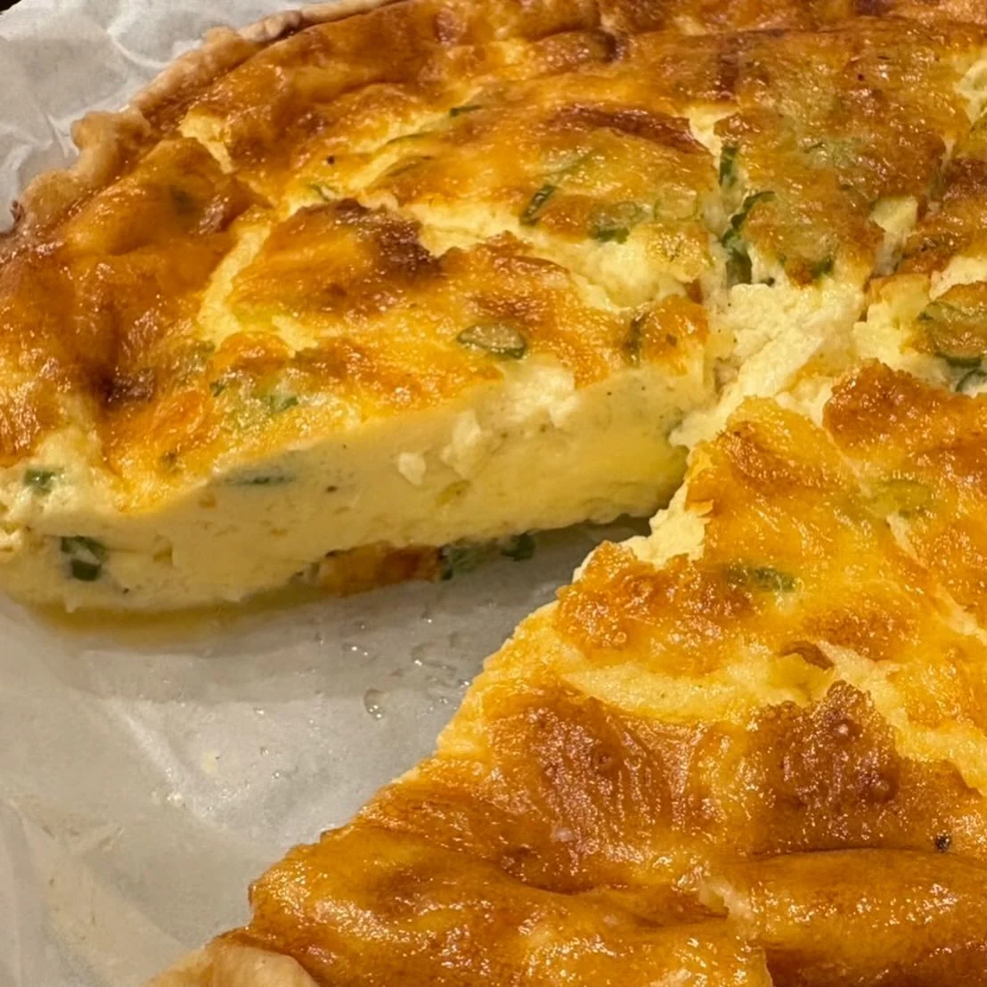 今日もキッシュ焼き上がりました！
フワフワでほんのりチーズ味。

今はまだ雪もしらほら。
景色と一緒にお楽しみ頂きたいです。

天橋立周辺は今週、来週と記録的な雪が予報されていますが、皆さまどうぞ暖かくして、安全にお過ごし下さい。

Project Kobo Placeの営業時間は常時Google Mapでアップデートしていますので、いらっしゃる前にご確認頂けますと幸いです。

Enjoy winter!