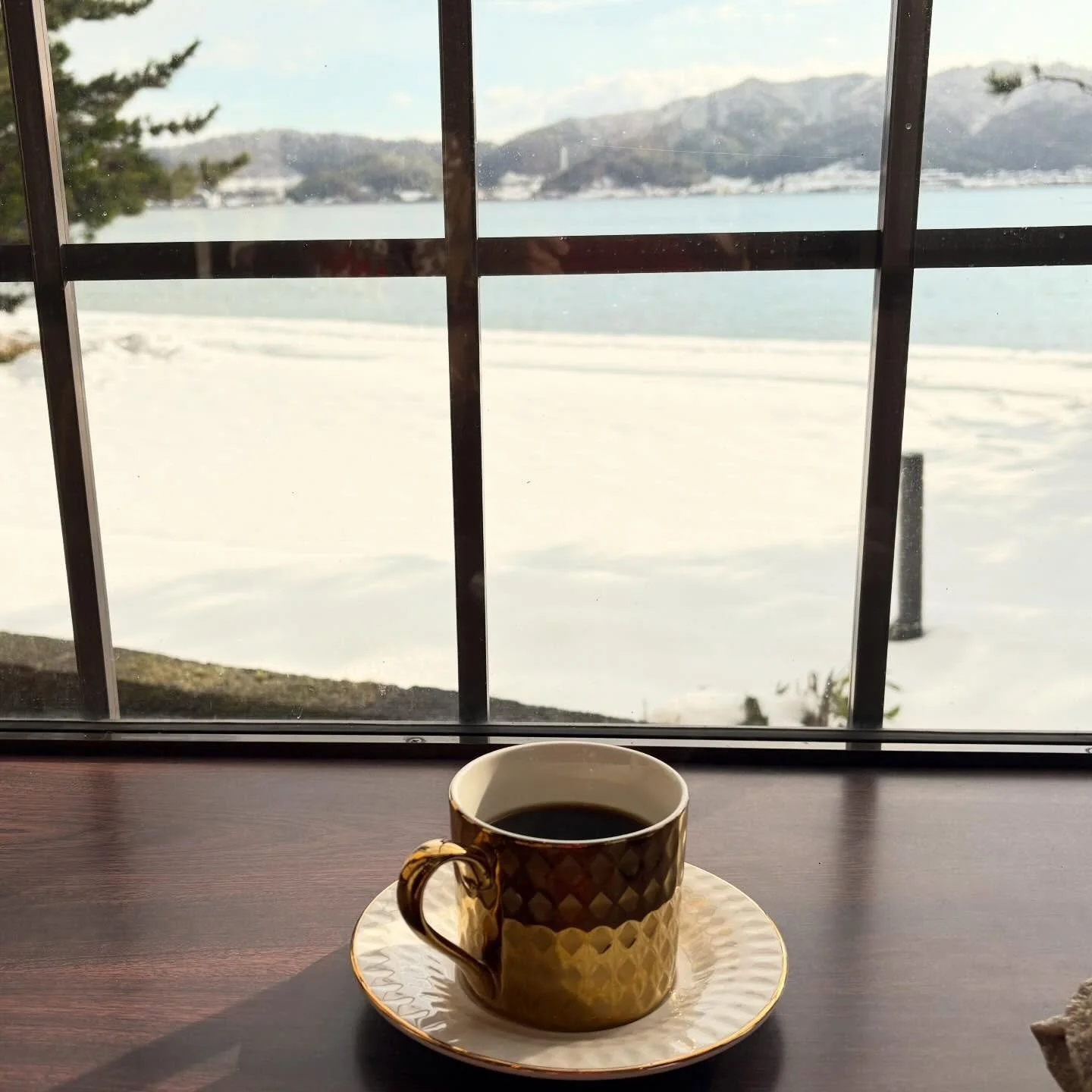 たまにはクラシックなコーヒーカップでコーヒーを飲んで景色を楽しむのも良いかなと思いまして。

ボダムは圧倒的に保温、保冷が良くて、コーヒーの香りも良く立ちますが、たまにデザインの違うカップで飲むと、やっぱり気分も上がります。

このカップで飲みたい時は、リクエストしてね😊

皆さま、どうぞステキな一日を創って下さい。

#天橋立雪景色 #雪景色を見ながらコーヒー #ホームメイドパイ専門店 #フルーツパイ #宮津ギフト#宮津グルメ #宮津コーヒー焙煎  #宮津スペシャルティコーヒー販売　#天橋立