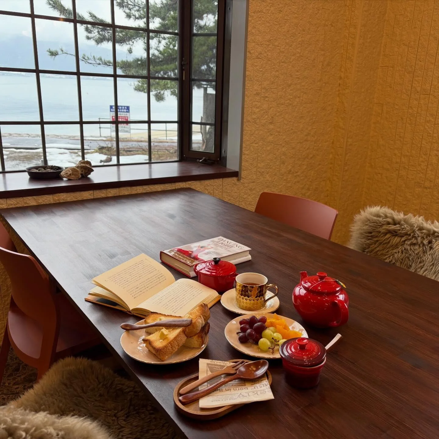 今日の朝活。

カフェの準備を整えて、スーリヤナマスカーラ12回やって、21分間瞑想して、大好きな本を少し読み返して、朝ごはん！
今日みたいに曇って底冷えのする朝は、暖かい紅茶にバターをたっぷり塗ったトーストをダンクして食べるのが最高！

朝活のストレッチと朝食は、お電話またはDMにてご連絡下さい。
お一人様から朝7:30から11:00の間で承ります。
縄跳びだけとか、体調に合わせて一緒にストレッチなど、ご一緒にやりながらアドバイスさせて頂きます。

軽〜いノリでどうぞ！

PS 当日の朝のご連