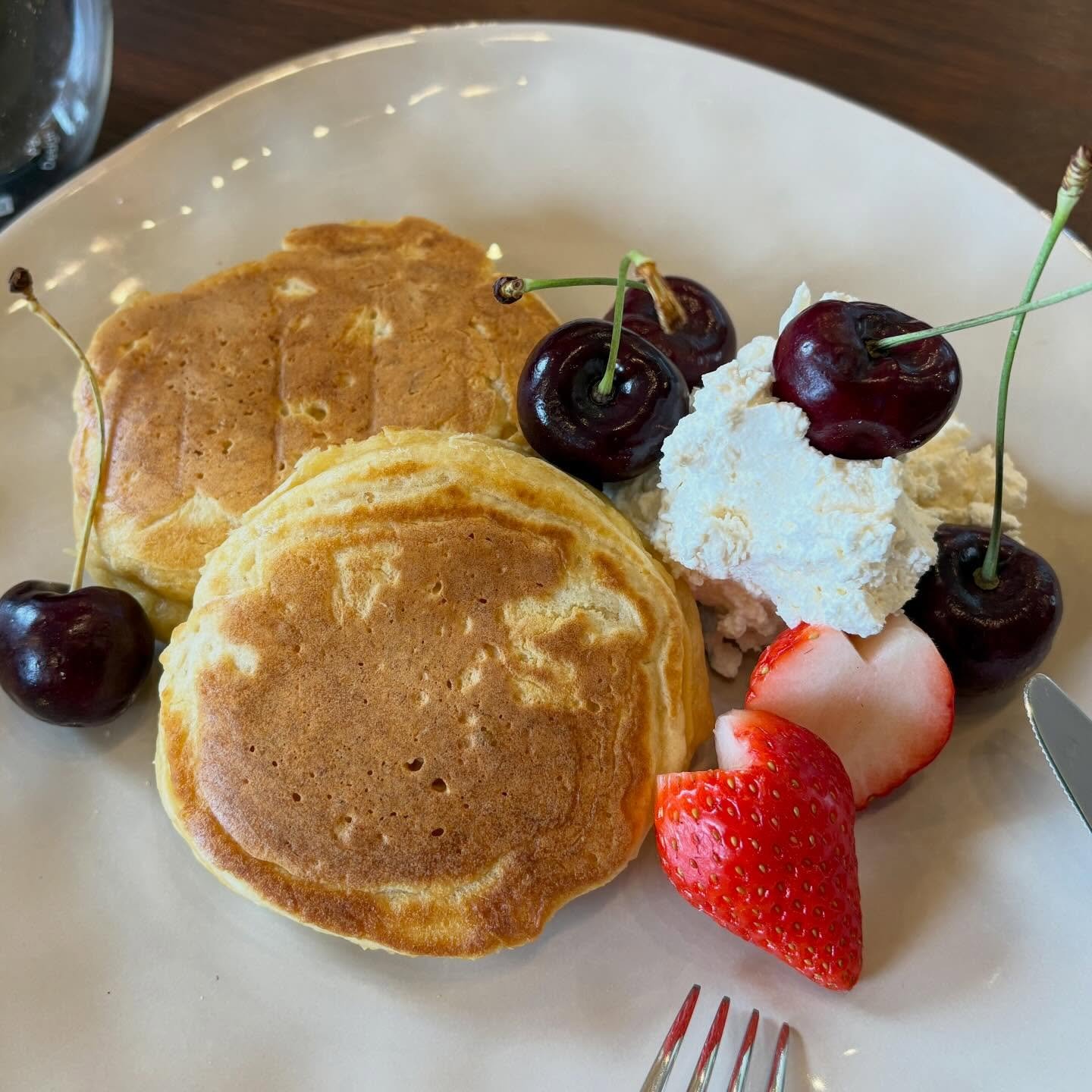 3月1日にメニューがアップデートされ、パンケーキが定番として登場します。

パンケーキには特別な日の朝ごはんとして食べた楽しい思い出があります。

ちょっとメープルシロップかけすぎ！？
美味しいのです！

既に準備はできているので、まだ2月ですが、今日からでも、いつでもお気軽にご注文下さいね〜😆