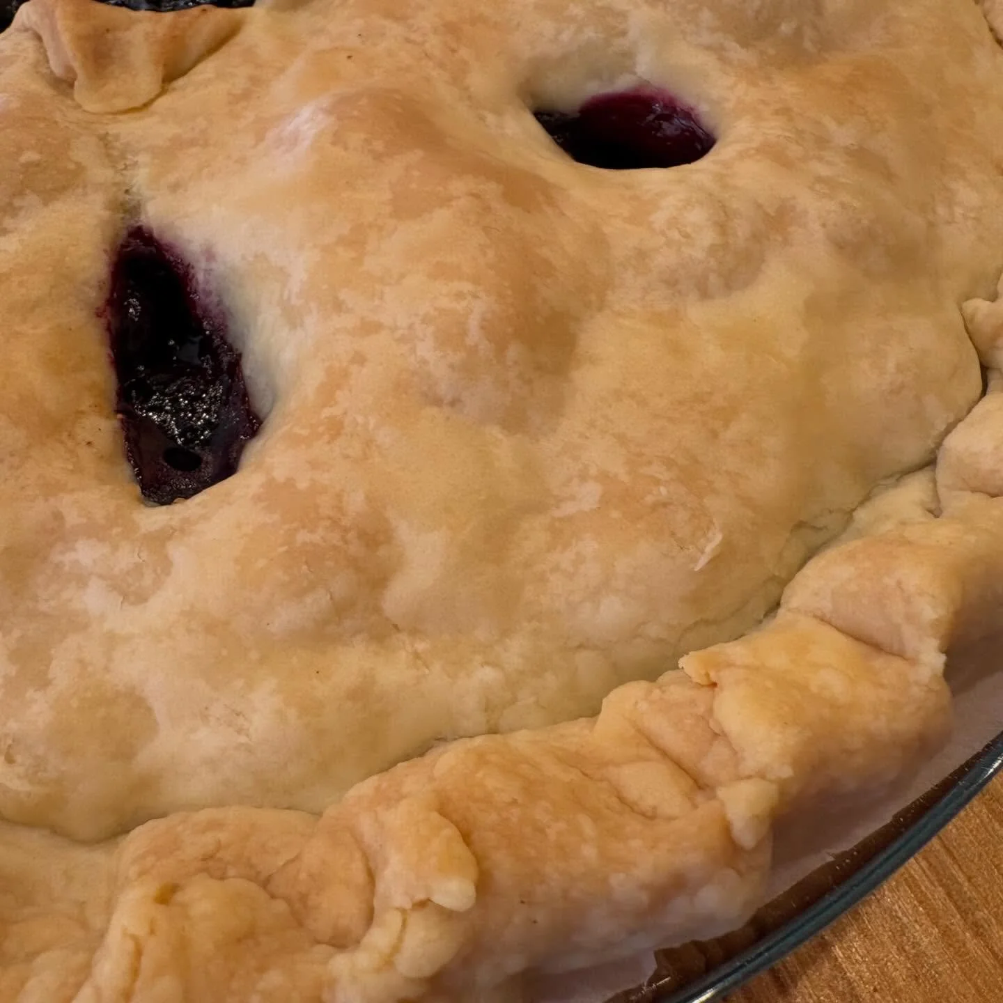 今日のブルーベリーパイも上出来！
焼く前にしっかりベリーを詰めたので、上の生地がとベリーの間の空洞無く焼き上がりました。
しっかり冷ましてから切ります。

 #天橋立海辺のカフェ　#手作りパイ #天橋立スペシャルティコーヒー