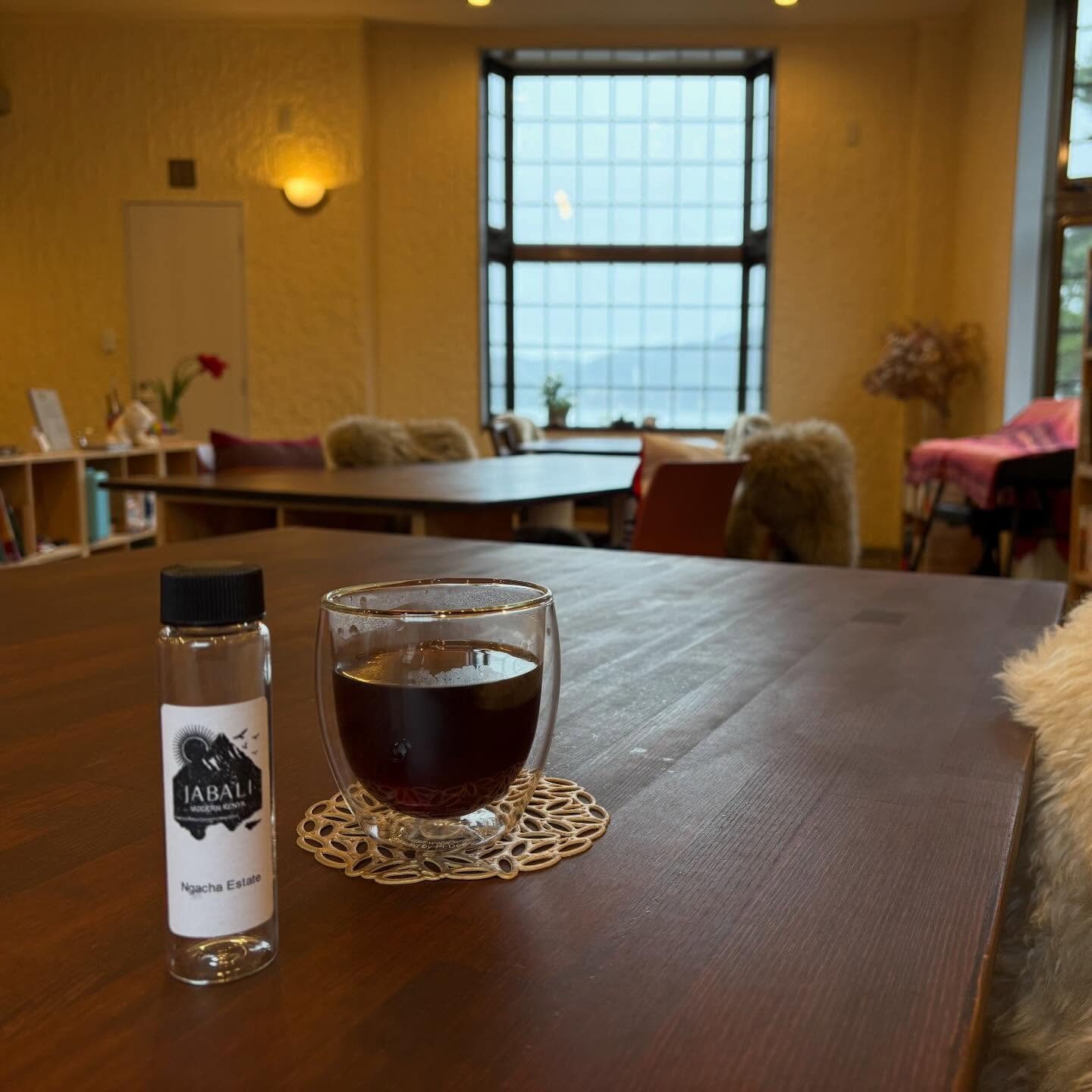 コーヒー豆の鮮度にはかなり気を使っています。

生豆は専用の遮光の袋に入れて湿気が入らないようにして、真夏はエアコンの効いた部屋で保管。

焙煎後はしっかりと冷ましてから数時間以内に遮光、密封袋に入れて、これも夏は常時エアコンの効いた部屋で保管。

でも今朝飲んだ、6ヶ月位前に焙煎されたケニア、Ngacha農園のコーヒーは最高に美味しかった！！！
ショック、、、
ガラス瓶に入っているから遮光されてはいないし、しっかりと密封されている訳でもない。
でも焙煎してから6ヶ月後に飲んでも素晴らしいナッツ