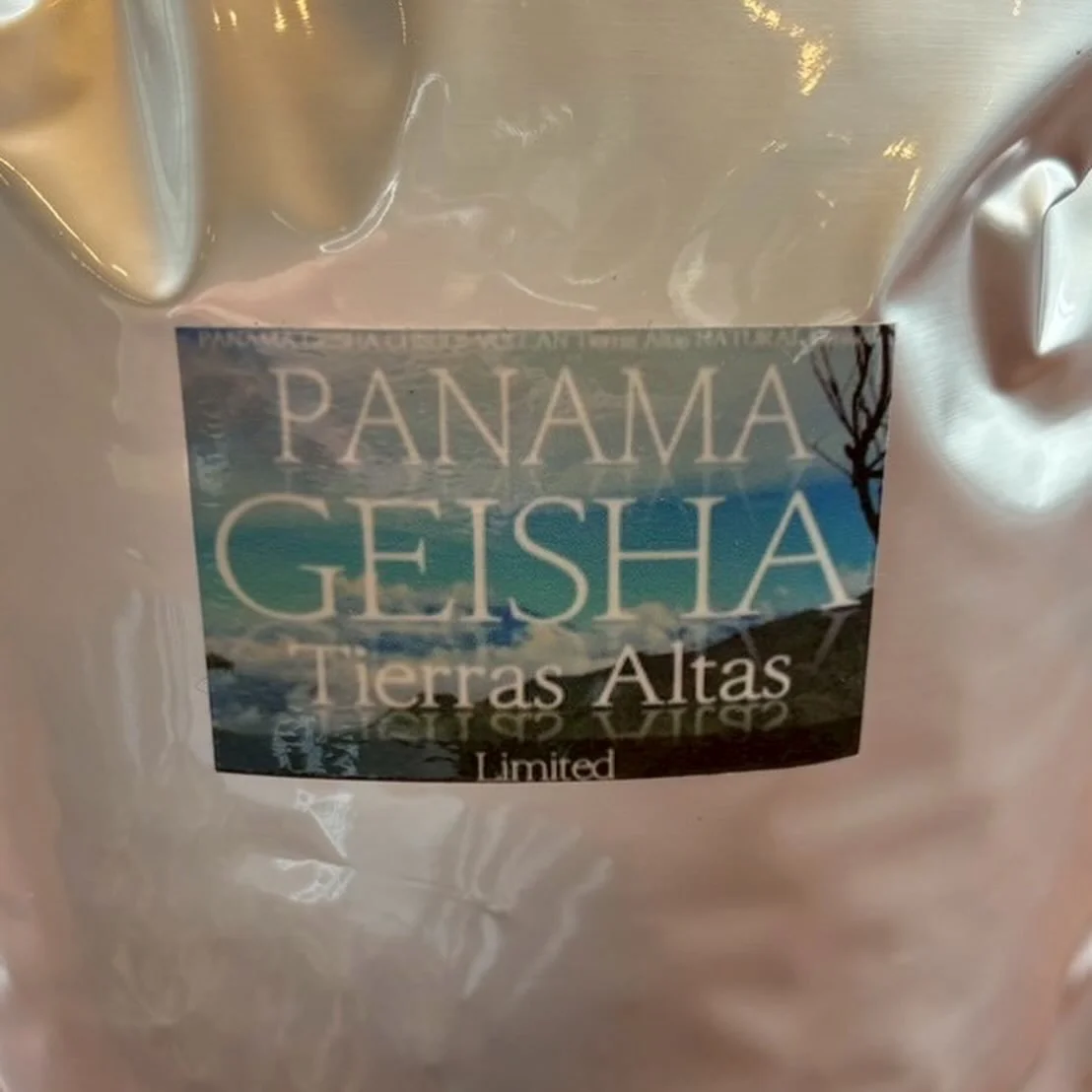 パナマ・ゲイシャとケニア・トマトレッド入荷しました！

私たちが選んだパナマ・ゲイシャは、ティエラス・アルタス地区の火山山間部で工夫を凝らして育てられ、精製された豆です。パナマ・ゲイシャのど真ん中と呼ばれており、ゲイシャ独特のエレガントな香りが華やかです。
力強いコーヒーがお好きな方に是非飲んで頂きたいです！

ケニア・トマトレッドは、焙煎されてから透明なガラスのフラスコで保存されていて、古くなっていた豆を期待せずに飲んでその美味しさにショックを受けて、インスタに思いを書かずにはいられなかったあ