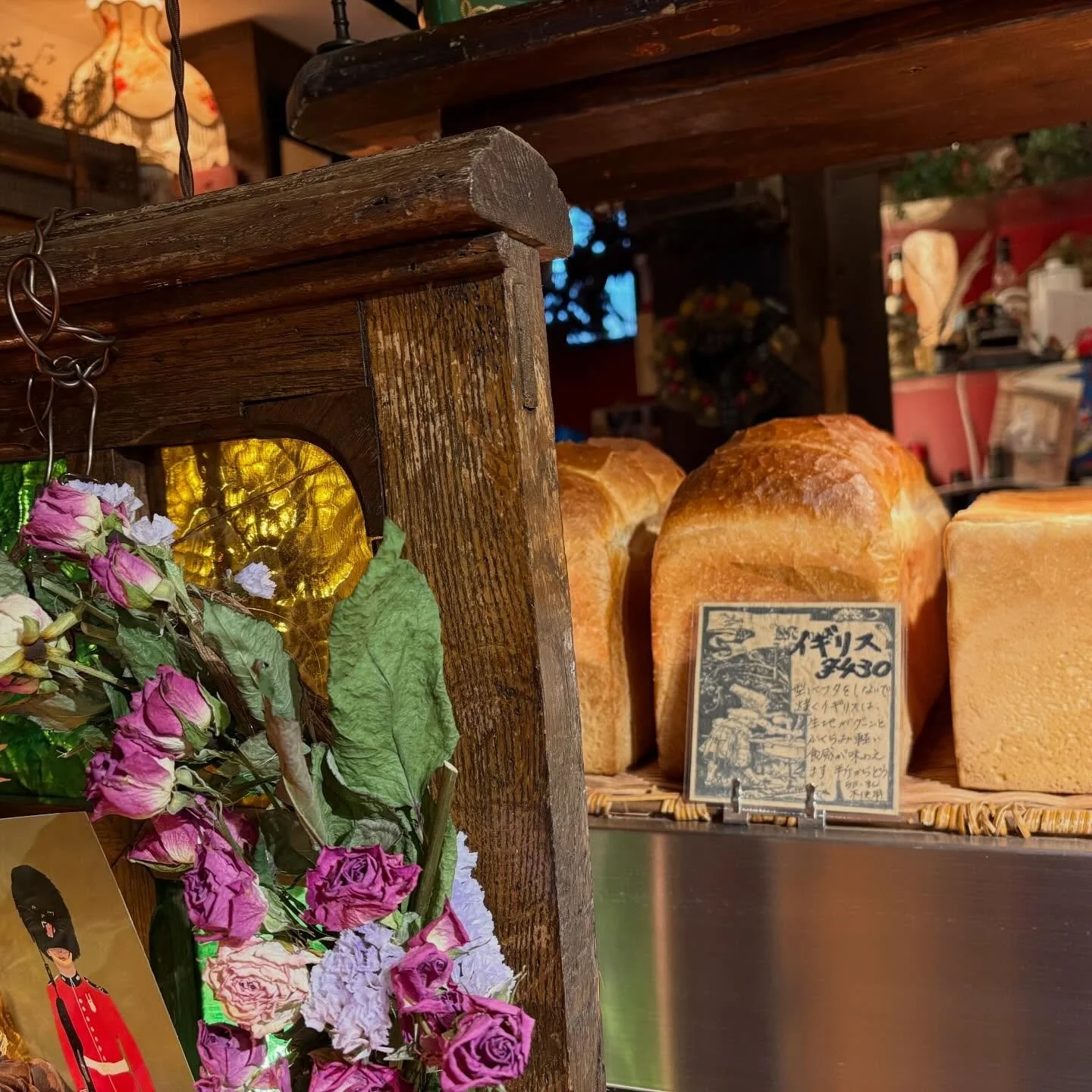 私たちの自慢のトーストは、所沢市の閑静な住宅地にあるイングランドストリートからお取り寄せしているイギリスパン
を使っています。

今までヨーロッパ、アメリカ、アジア、オセニアで大好きなトーストを食べて来ましたが、イングランドストリートベーカリーのイギリスパンの厚切りトーストが一番好きです！

Project Kobo Placeにいらして下さるお客様がトーストを召し上がって頂く度に、美味しさを分かち合えて嬉しくなります。