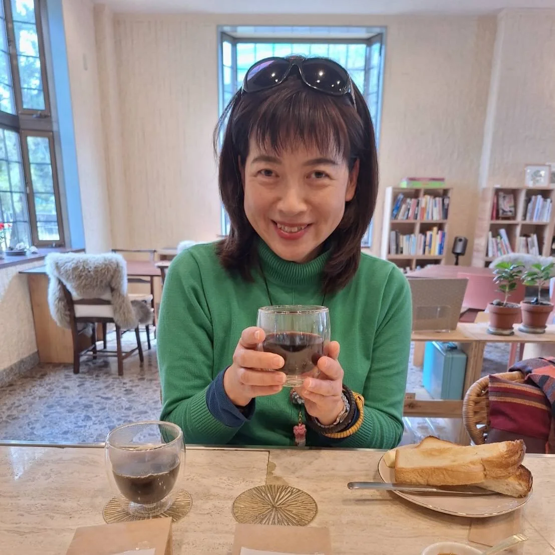 ロンボク島のワヤンさんと私たちを繋いで下さっているカオリさん。ロンボク島、丹後とご家業で激務の合間にこうやっていらして下さり、光栄です❣️嬉しいです❣️

ここでは、カオリさんが持ってきて下さったワヤンコーヒー農園のアラビカとロブスタを私達が焙煎したものを飲んで下さっています☕️🌈

何時も有難うございます🙏
次回お会い出来る日を楽しみにしています❤️✨

#天橋立スペシャルティコーヒー #天橋立海の見えるカフェ #ホームメイドクッキング #天橋立自家焙煎コーヒー　#ロンボクコーヒー