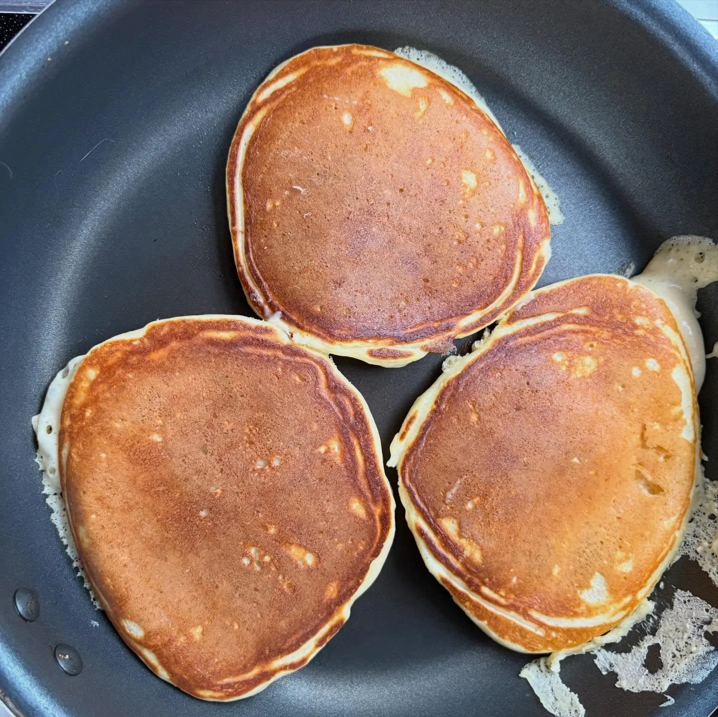 Project Kobo Placeのパンケーキ！
今日は所沢と宮津をビデオで繋いでパンケーキ作りのおさらいをしました。

ランニングから帰って来た昇さんがその様子を見て、後で一人で演技。ここにある写真とビデオ全て見て頂くと、最後にその昇一人芝居映像で笑っていただける事間違い無し！

ブルーベリーパンケーキは限定で作っています🫐
二枚重ねのパンケーキの上に目玉焼きを乗せて食べても美味🍳
そのまんま、何も付けずに食べるのも美味しいです！

お好みのコーヒーまたは紅茶と一緒に幸せなひと時をどうぞ