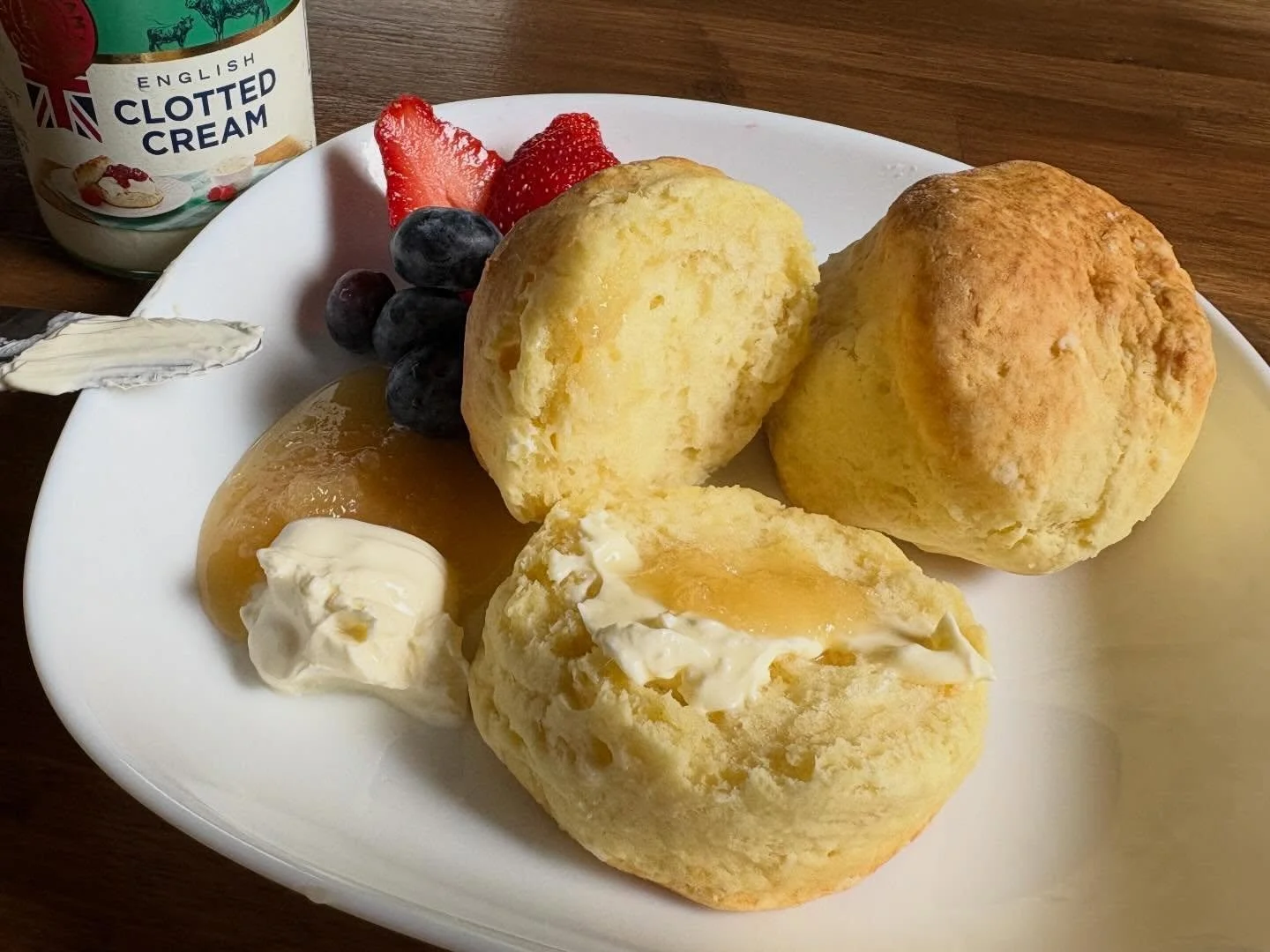 クリームだけで作られたイギリス産のホンモノのクロテッドクリーム入手しました！

スコーンとクロテッドクリーム最高です💖

宮津ミミレーヌさんのハチミツもたっぷり付けて幸せなひと時。

Project Kobo Placeでは、よくお客様に、今まで食べた〇〇(スコーン、チョコチャンククッキー、キッシュ、パイ)と全然違う！美味しい〜」と言って頂いています。

このクロテッドクリームもその一つです。
今月中はありますので、是非召し上がってみて下さい😊

#天橋立スペシャルティコーヒー #天橋立海の