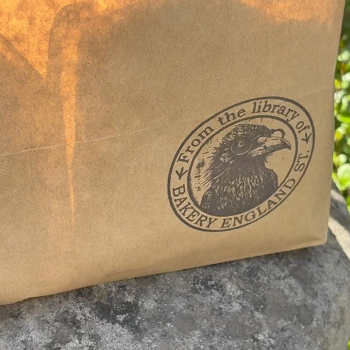 こんばんは！
週末は如何お過ごしでしたか？
Project Kobo Placeの通常営業日時は月曜日から木曜日の朝8時から午後3時まで。
豊富なスペシャルティコーヒーが飲め、終日モーニングも召し上がって頂けます。
私たちのモーニングメニューに欠かせないのが、所沢の駅からも、バス停からも離れたところにあるベーカリーイングランドストリートのイギリスパンのトーストです。
イングランドストリートは、交通の便が良いとは言えない場所にありますが、長年安定して提供されてきた格別に美味しいパンと、素晴らしいお