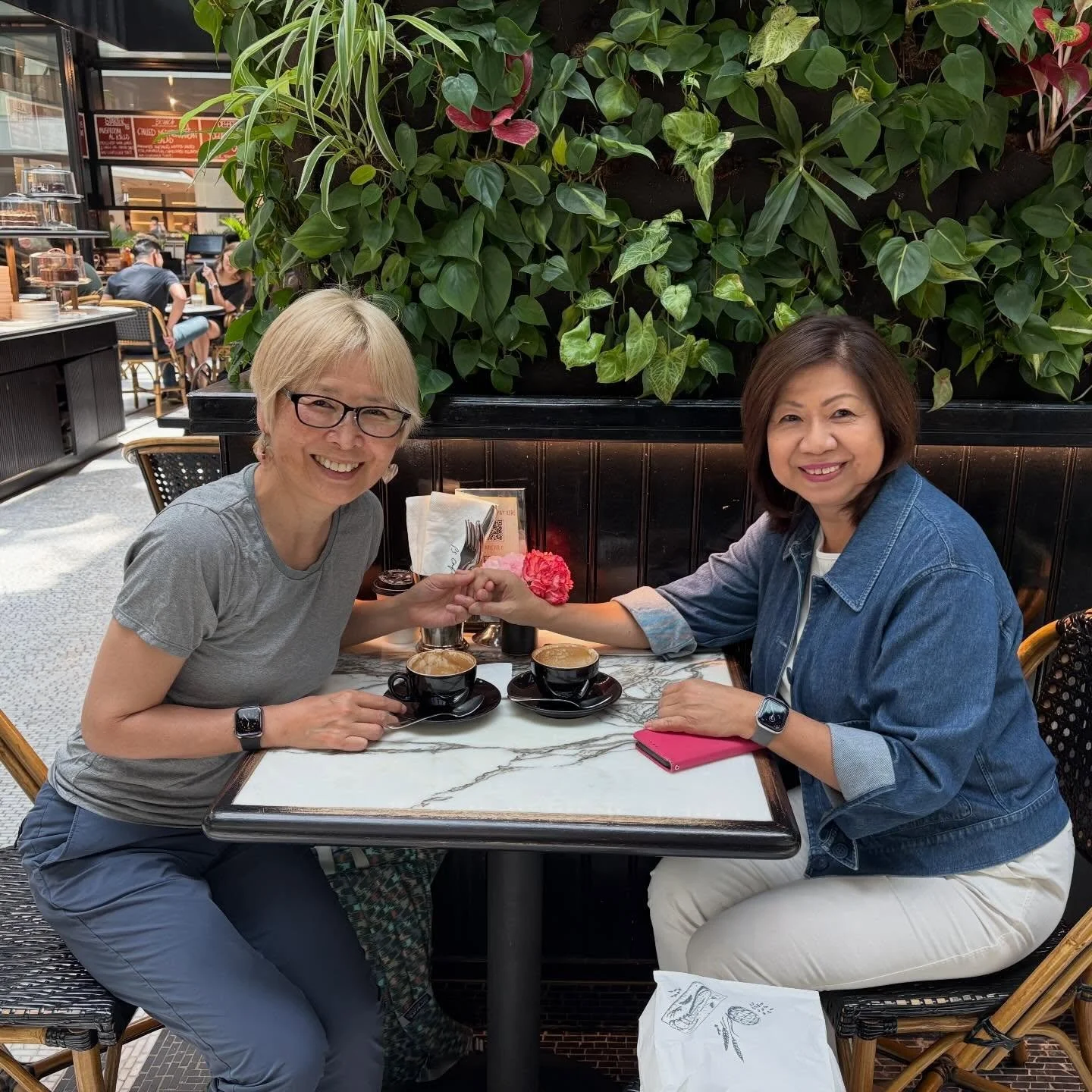 1年前の4月、シンガポールの朝。 コーヒーの修行で訪れていた会場のエレベーターで、一人の女性と乗り合わせました。

ほんの数十秒。「お早う！コーヒーの授業？今日はどちらから？」から始まった会話。それがダイアナ・タンさんとの出会いでした。

上品で、おしゃれで、笑顔が素敵なダイアナさん。 後日カプチーノを飲みながら、お互いの生い立ちや生き方の話しを楽しみました。

ビジネスではよく知られている、短時間で相手を説得する「エレベータートーク」。ダイアナさんとのエレベーターでの会話は、心を開いて向き合う