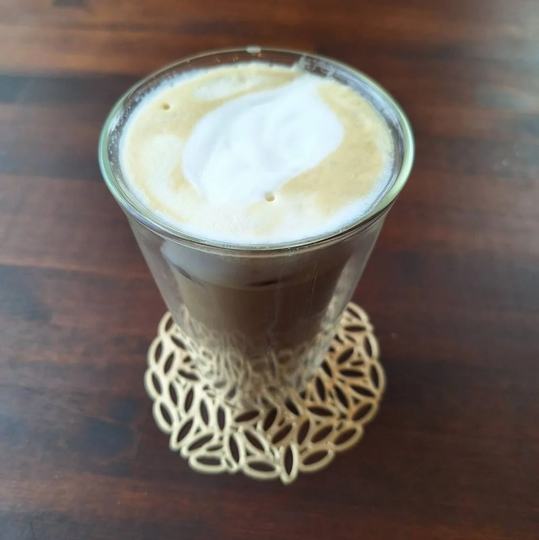 蒸し暑くてジメジメしている日ひは、アイスカフェラテがお勧めです。

とびきり美味しいブラジルのコーヒー豆を深煎りして、ミルクも美味しいものを使って作ります。

ここでご覧いただいているのはたっぷりLサイズ。

落ち着く曇り・雨の海の風景を楽しみながら、ゆっくりお過ごし下さい。

#天橋立海の見えるカフェ  #天橋立アイスラテ　#宮津コーヒー焙煎