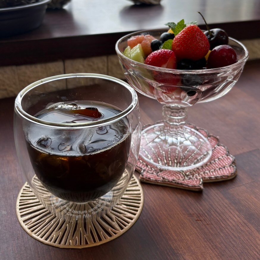 天橋立・宮津はいよいよ蒸し暑くなっています。

海を眺めながら美味しいアイスコーヒーをどうぞ😊

しっかりしていて、ほんのりスパイシーなインドネシア・スマトラ・マンデリンをアイスコーヒーで飲むという贅沢！

コーヒーとフレッシュフルーツの組み合わせってあまり見かけないですよね。
ところが、上質なコーヒーとフレッシュなフルーツをペアリングすると、美味しさが倍増するのです！

暑い日に、カラダもココロも喜ぶひと時を満喫して頂けると嬉しいです。

どうぞハッピーな一日をお過ごし下さい💖

#天橋立