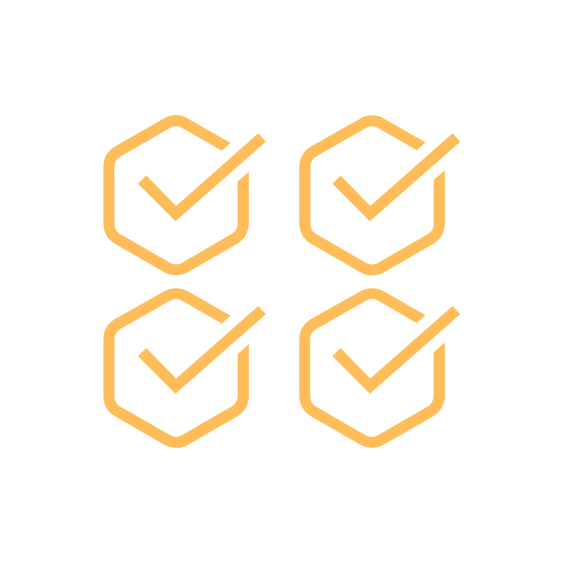 Vier goldene Häkchen in sechseckigen Umrandungen auf schwarzem Hintergrund, symbolisieren Erfolg oder Abschluss.