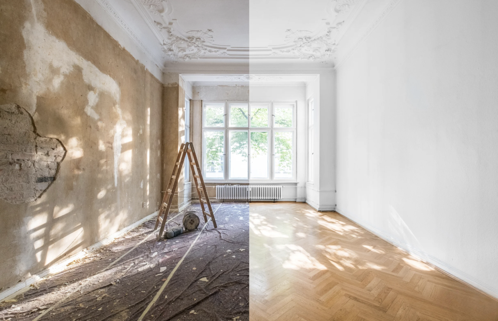 Vergleich eines renovierten, hellen Zimmers mit großen Fenstern und hellem Holzboden auf der rechten Seite, gegenüber einem unrenovierten, alten Zimmer mit beschädigter Wand und Bauutensilien auf der linken Seite.