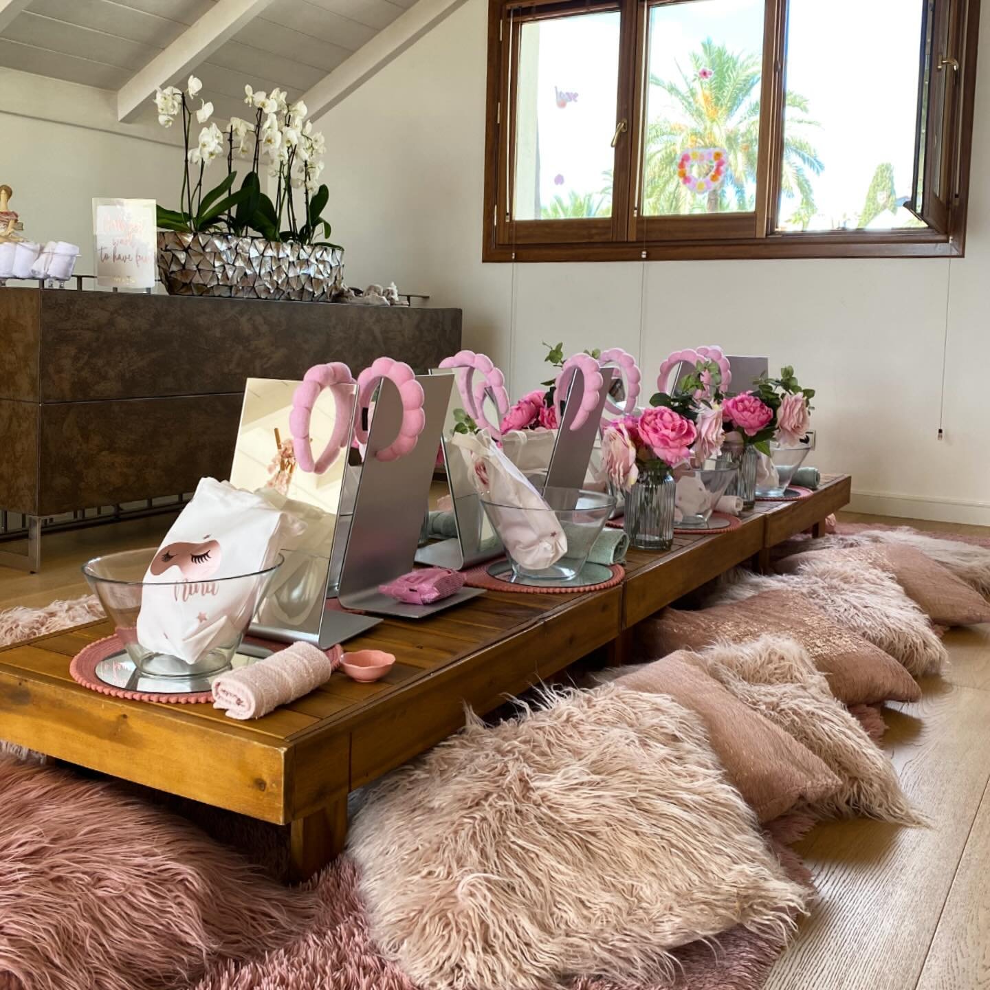 ✨🧖&zwj;♀️Spatacular party🧖&zwj;♀️✨

Nina&rsquo;s 10th Birthday Was Spa-tacular! 💆&zwj;♀️✨

Guests were treated to a fabulous spa experience with refreshing face masks, table mirrors, and beautiful flowers. Everyone wore cozy pajamas and relaxed in