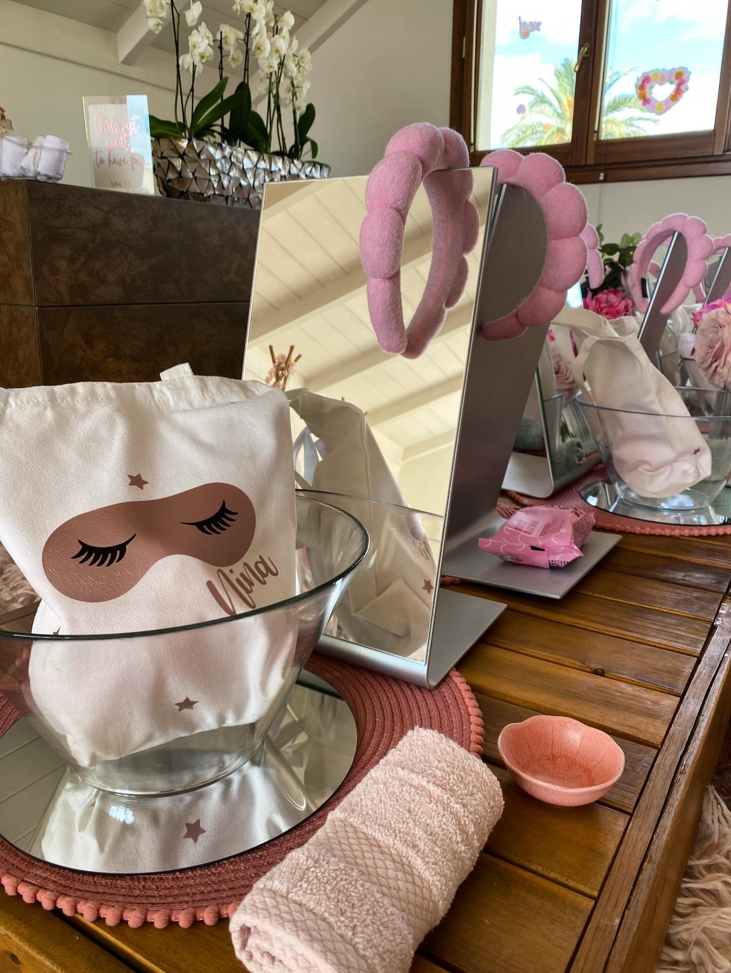 ✨🧖&zwj;♀️Spatacular party🧖&zwj;♀️✨

Nina&rsquo;s 10th Birthday Was Spa-tacular! 💆&zwj;♀️✨

Guests were treated to a fabulous spa experience with refreshing face masks, table mirrors, and beautiful flowers. Everyone wore cozy pajamas and relaxed in