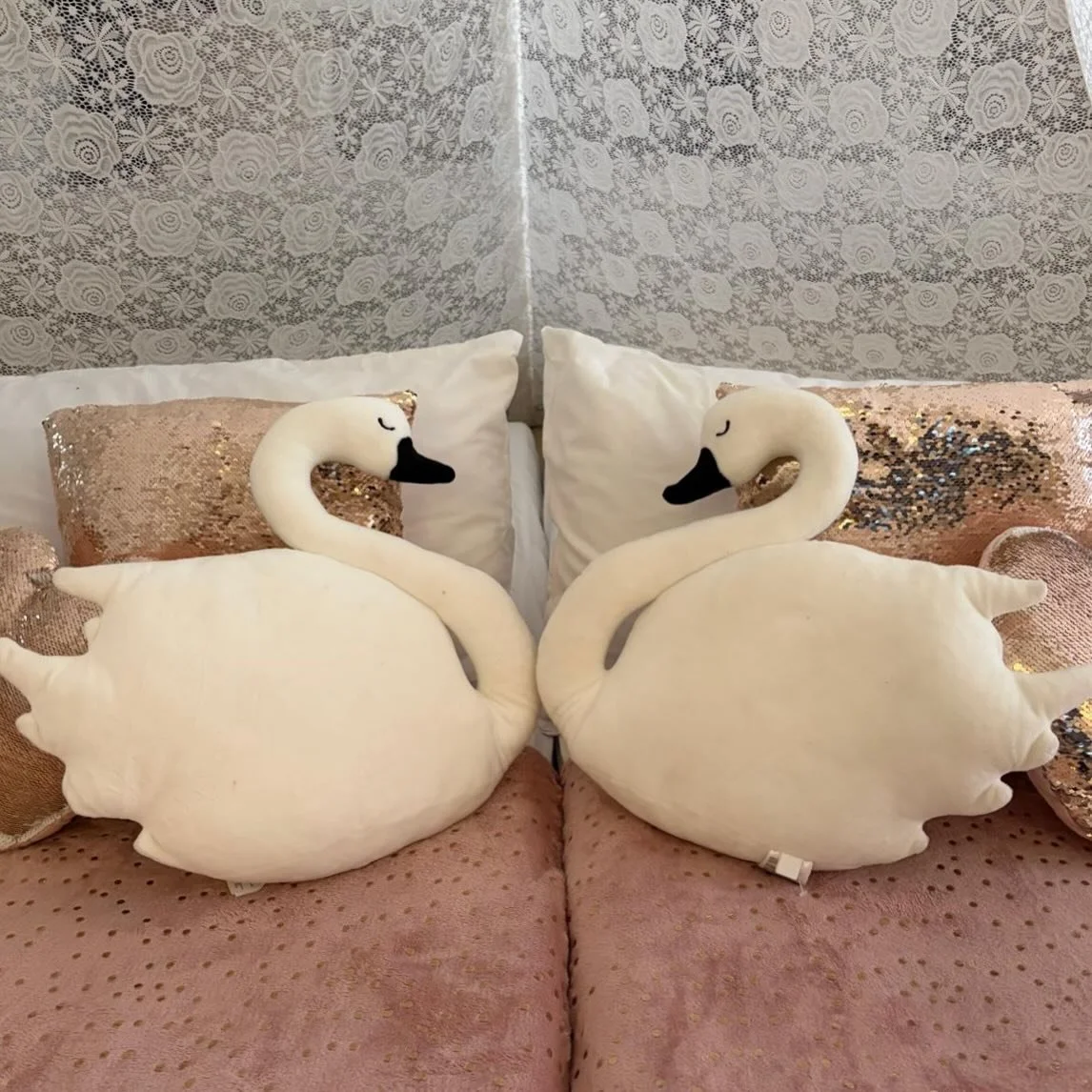 🎀Besties Sleepover🎀 

~ A &ldquo;Best Friend&rdquo; Sleepover Surprise for sweet Dolly ✨
Beautifully organised by her lovely mum and styled by MrsTipi.

Featuring our large lace tipi, comfy mattress, soft blankets and plush swan cushions.

The perf