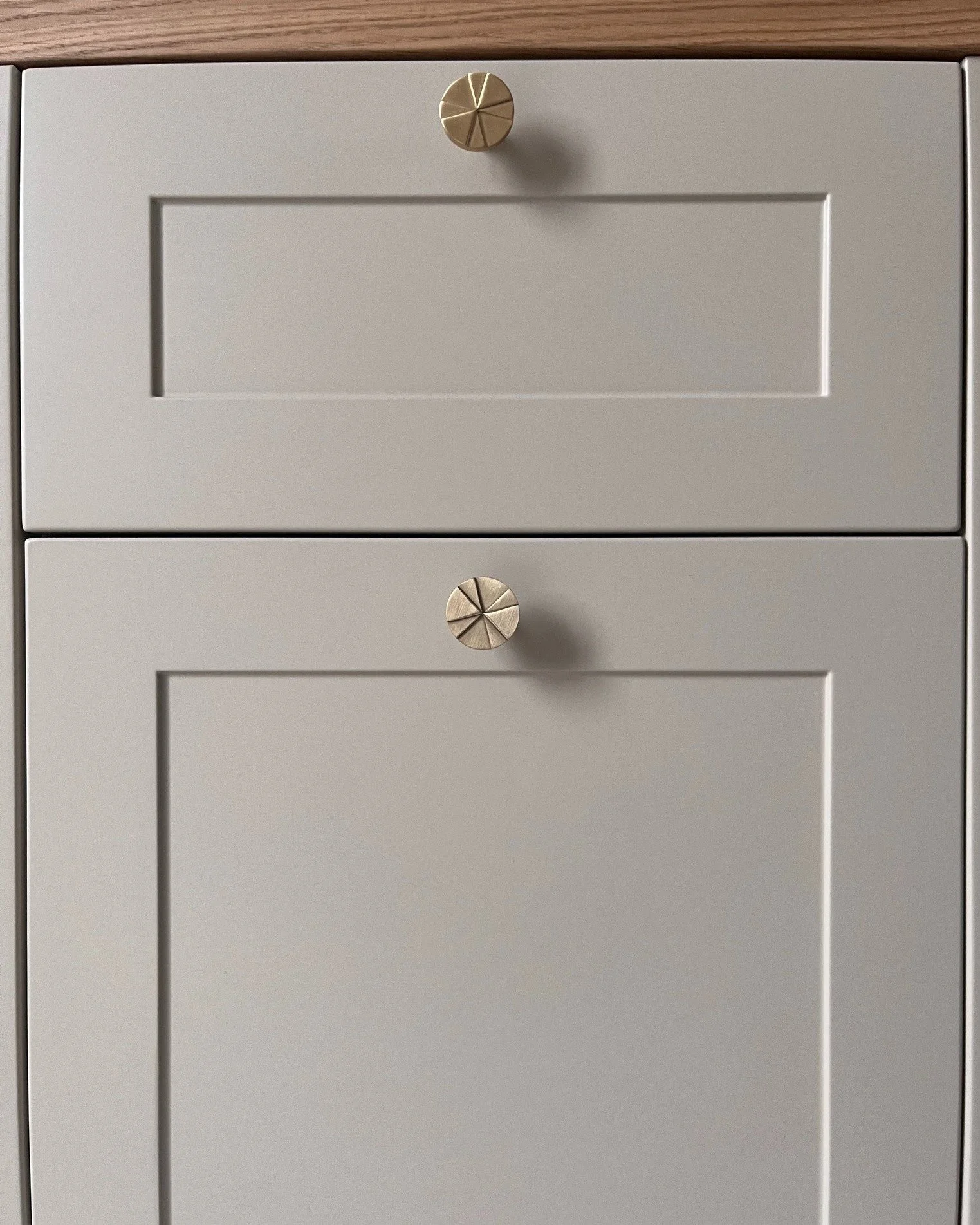 Les finitions. Toujours.

Boutons Petite Lune en laiton bross&eacute; sur meubles Plum Living teinte lin &mdash; Projet Chaville.

Ce sont ces d&eacute;tails pr&eacute;cieux qui transforment un meuble en pi&egrave;ce signature. La chaleur du laiton b