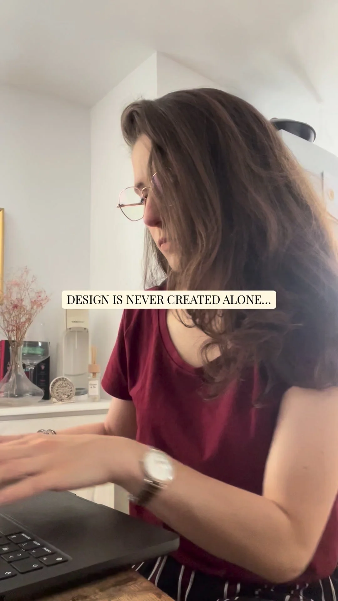 Le design, &ccedil;a ne se cr&eacute;e pas seul. Il se cr&eacute;e avec les gens, pour les gens. 🤍

Derri&egrave;re chaque projet, il y a des heures pass&eacute;es sur les plans, des kilom&egrave;tres parcourus dans les showrooms, des centaines d'&e