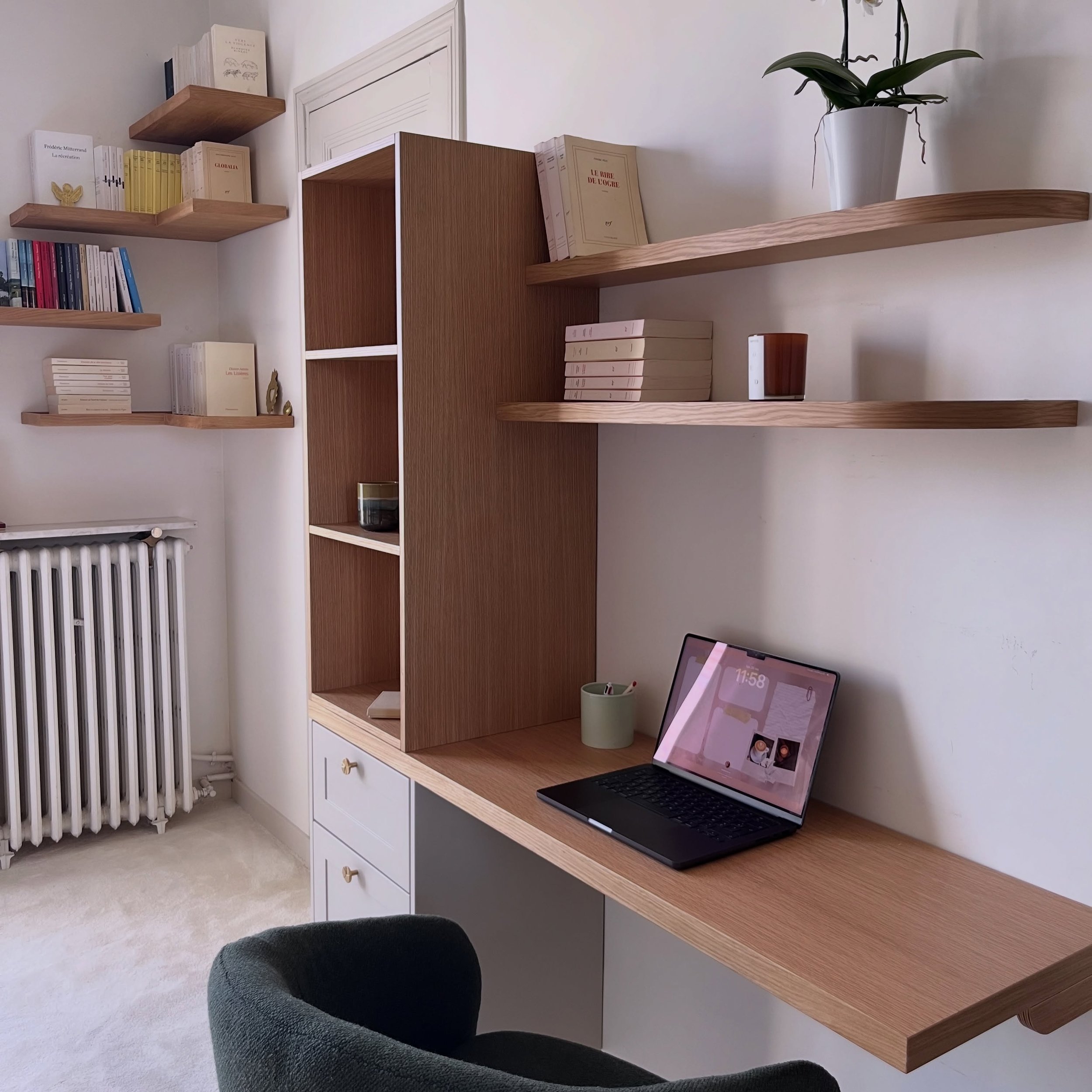 Travailler depuis sa chambre sans sacrifier la s&eacute;r&eacute;nit&eacute; : c&rsquo;est possible. 💻

L&rsquo;un des d&eacute;fis de ce projet &agrave; Chaville : int&eacute;grer un vrai espace de travail dans une chambre parentale, sans que le bu