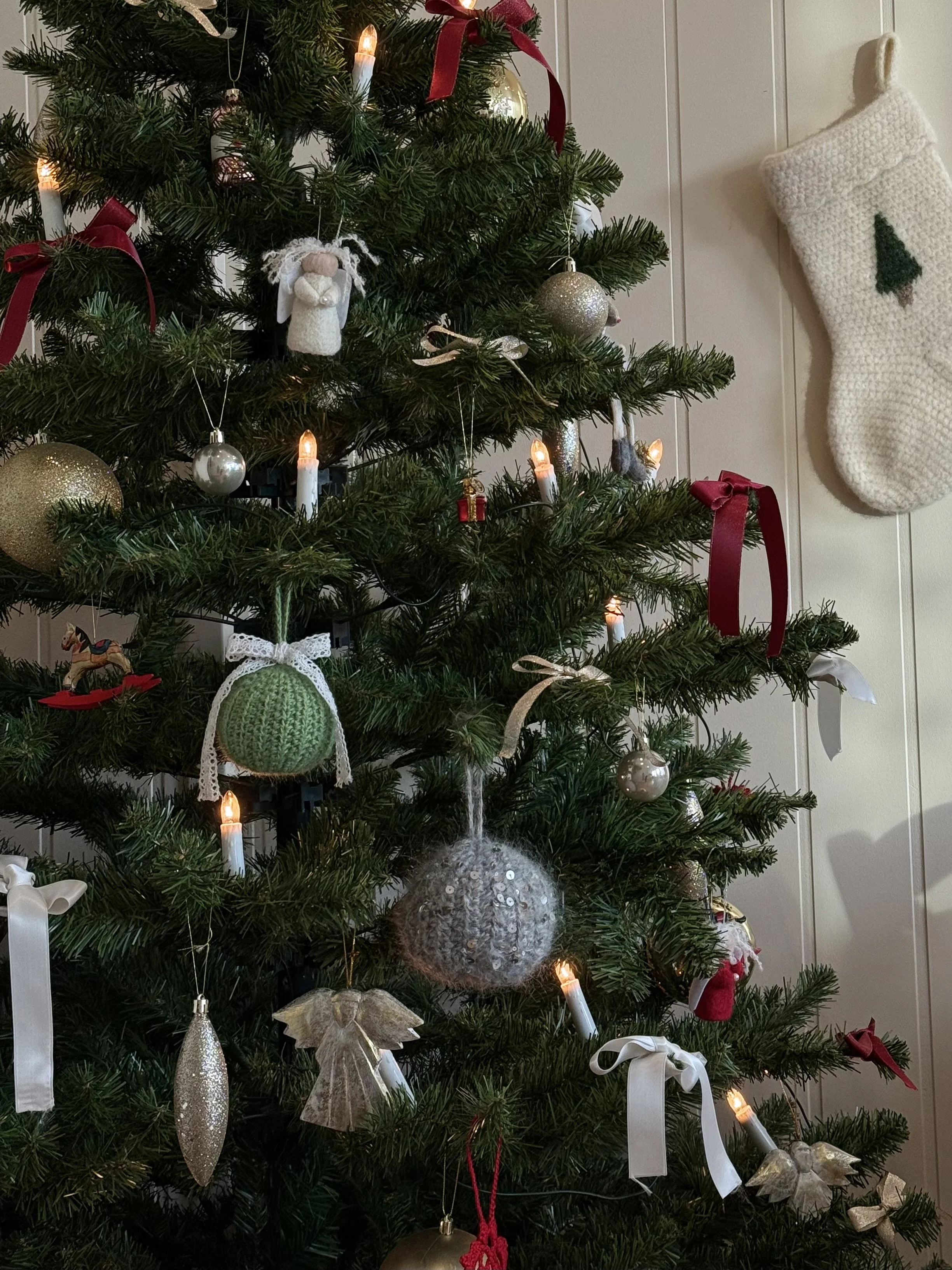Scrap yarn ornaments - free pattern