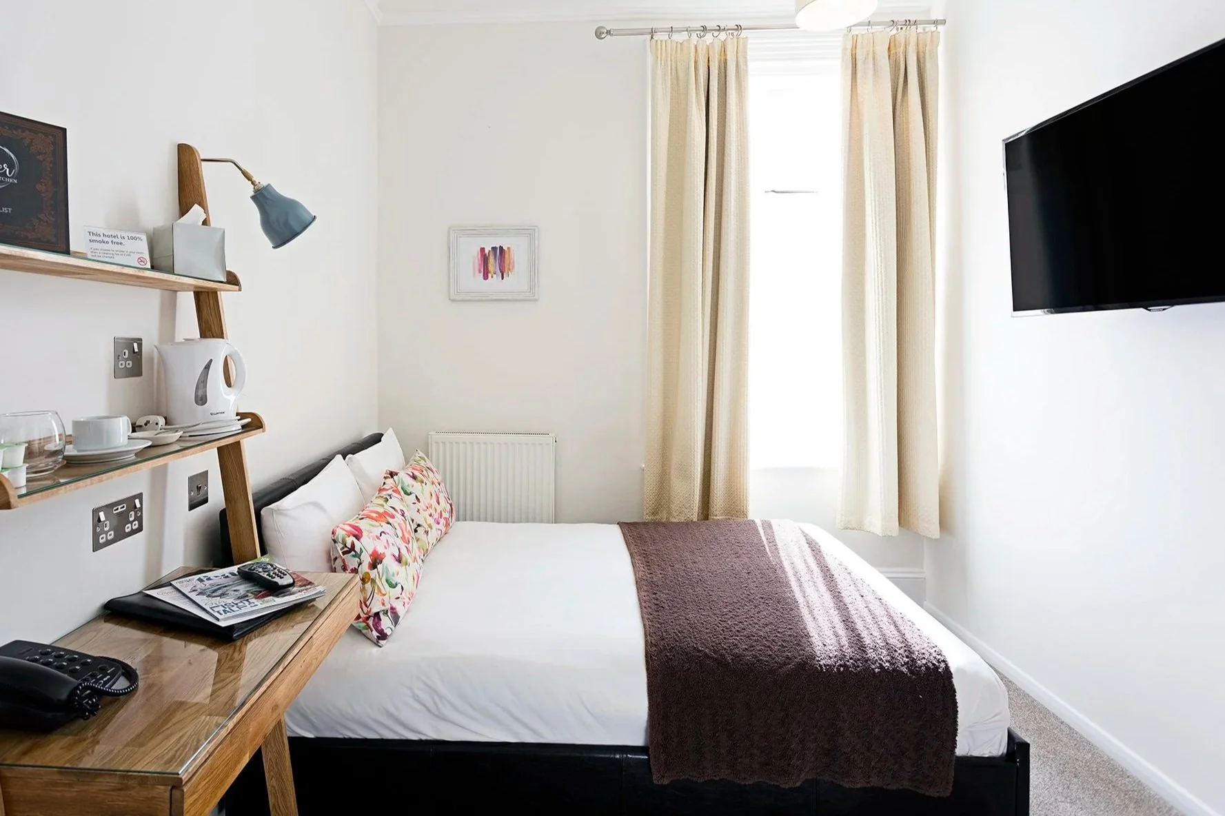 Single room at Andover House Hotel in Great Yarmouth with ¾ bed and en-suite facilities