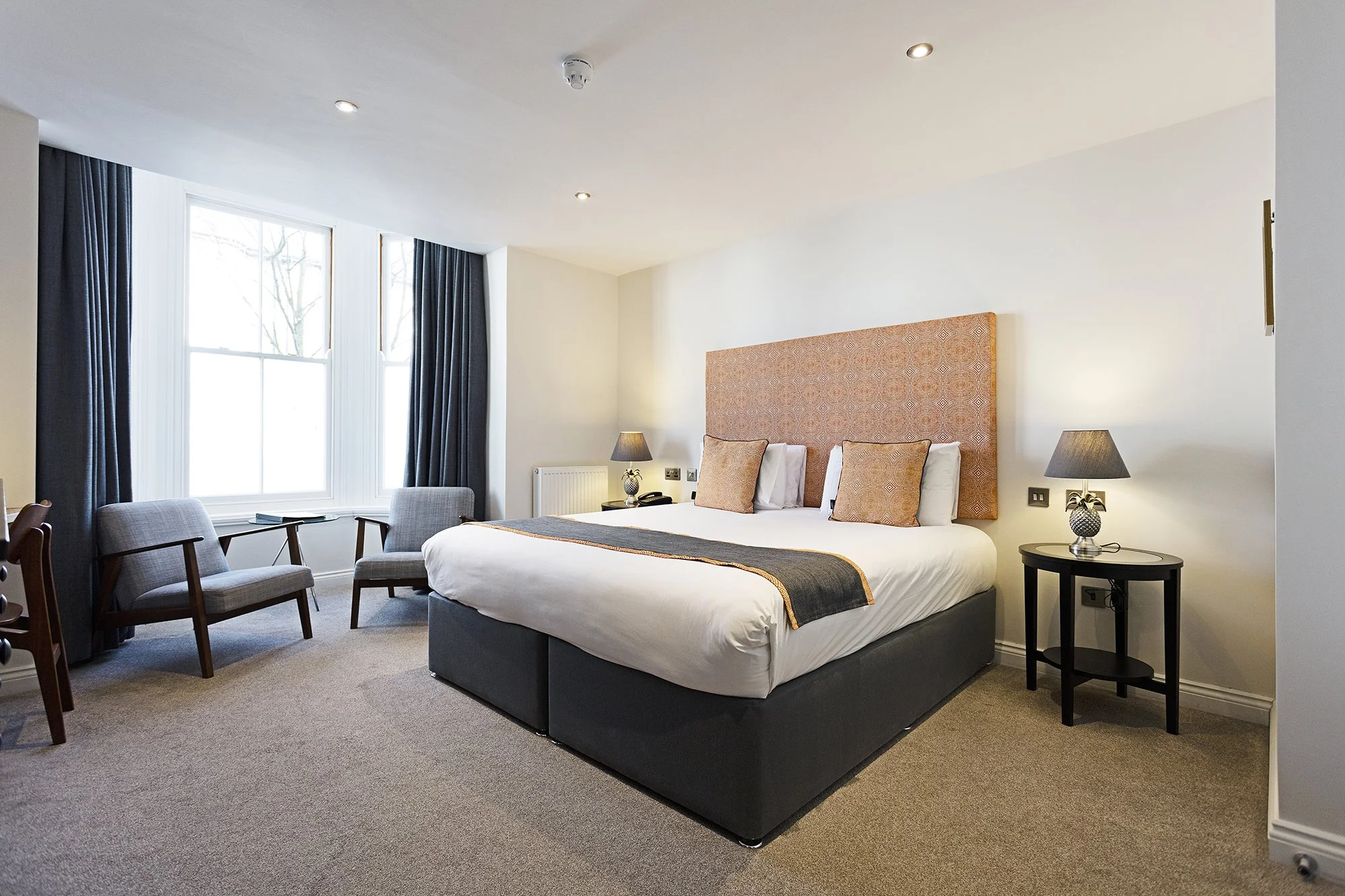Superior Ground floor room at Andover House Hotel in Great Yarmouth featuring a large bed and bathtub