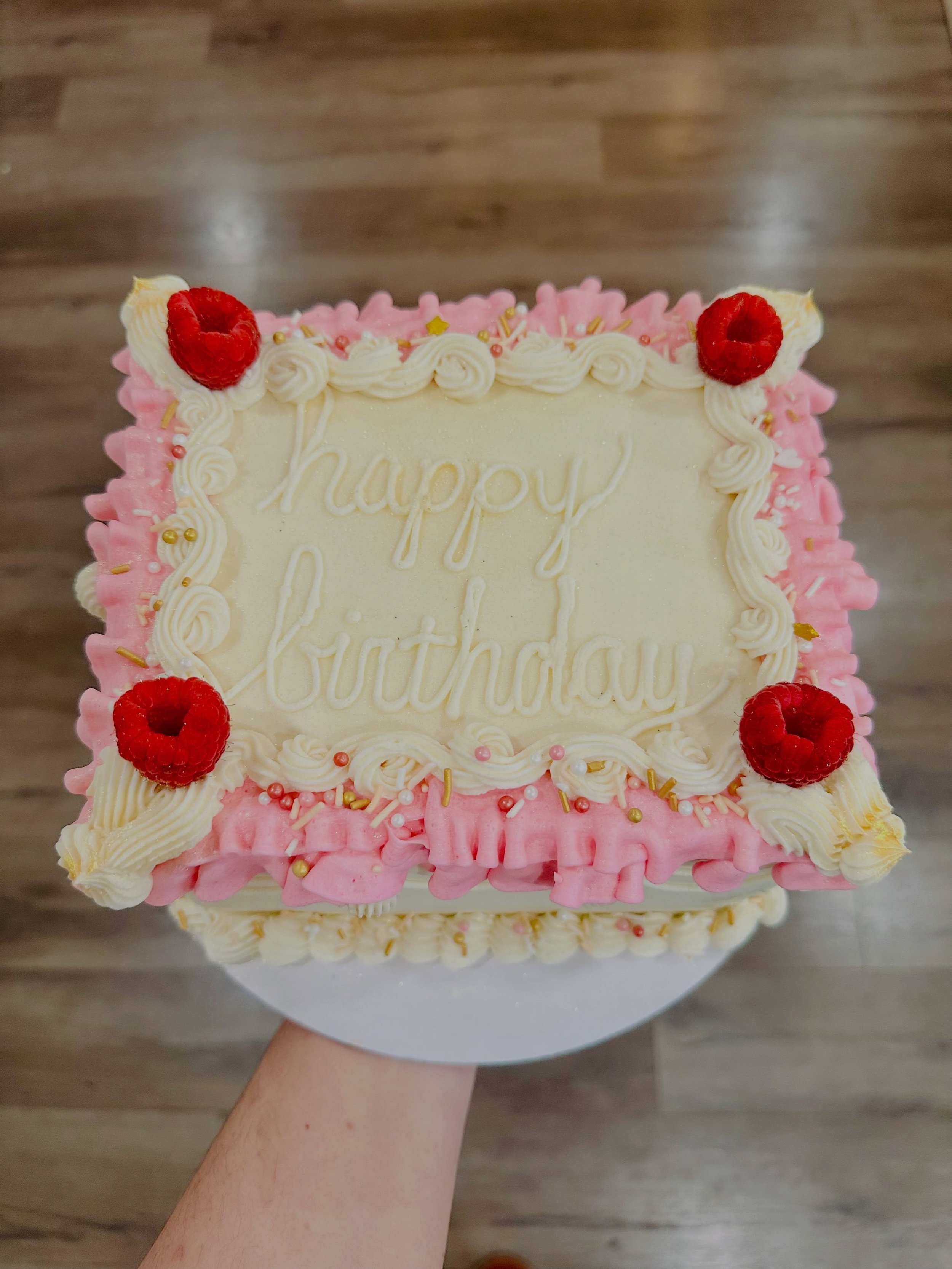 💕✨ Obsessed with these two vintage beauties ✨💕

Cake details: 
Classic vanilla sponge
Vanilla bean syrup
Pistachio cream and raspberry filling
Vanilla bean buttercream

#daytonbakery #birthdaycake #vintagecake #supportlocalbakers #bakedwithlove