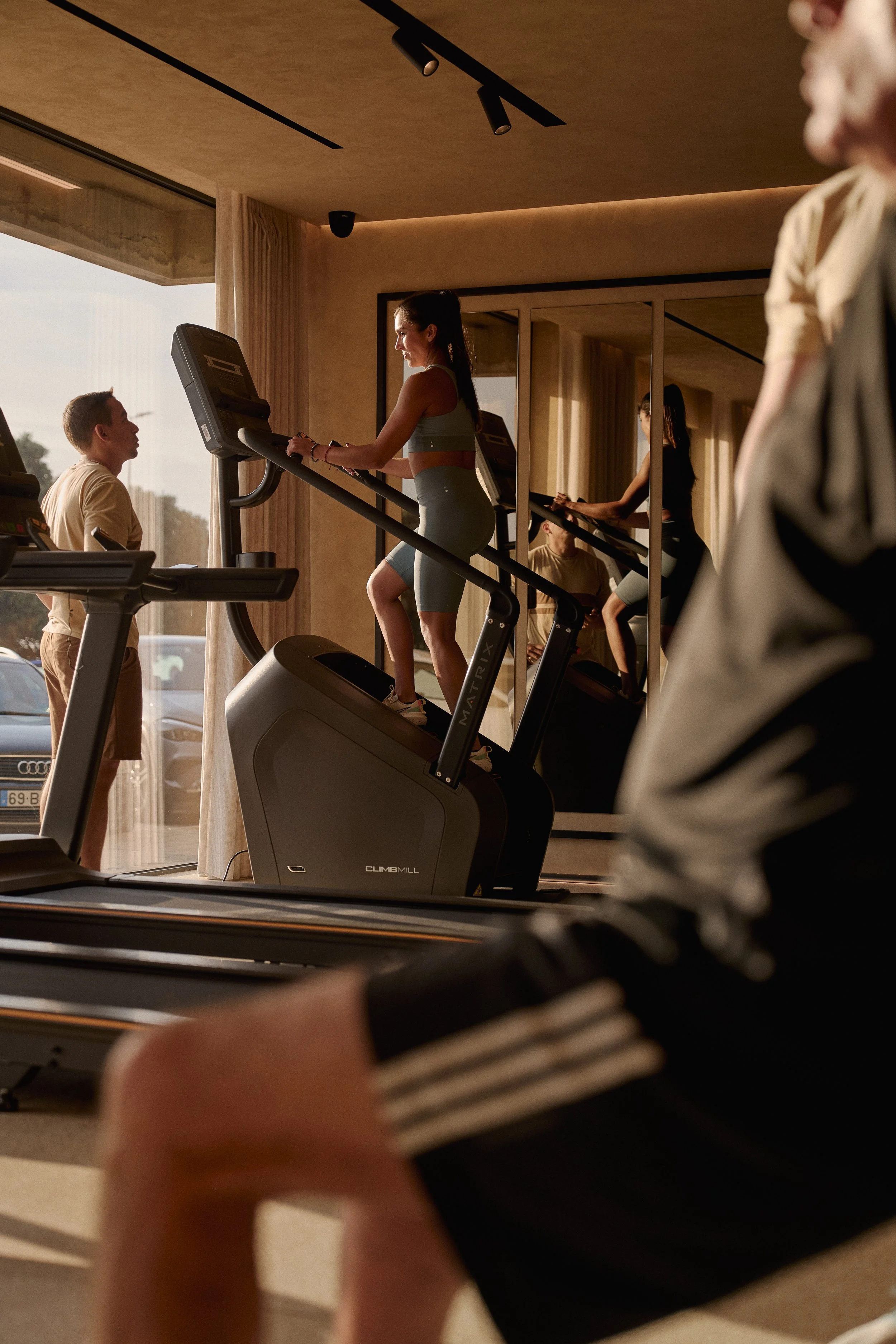 Homem e mulher a treinar com o acompanhamento de um Personal Trainer