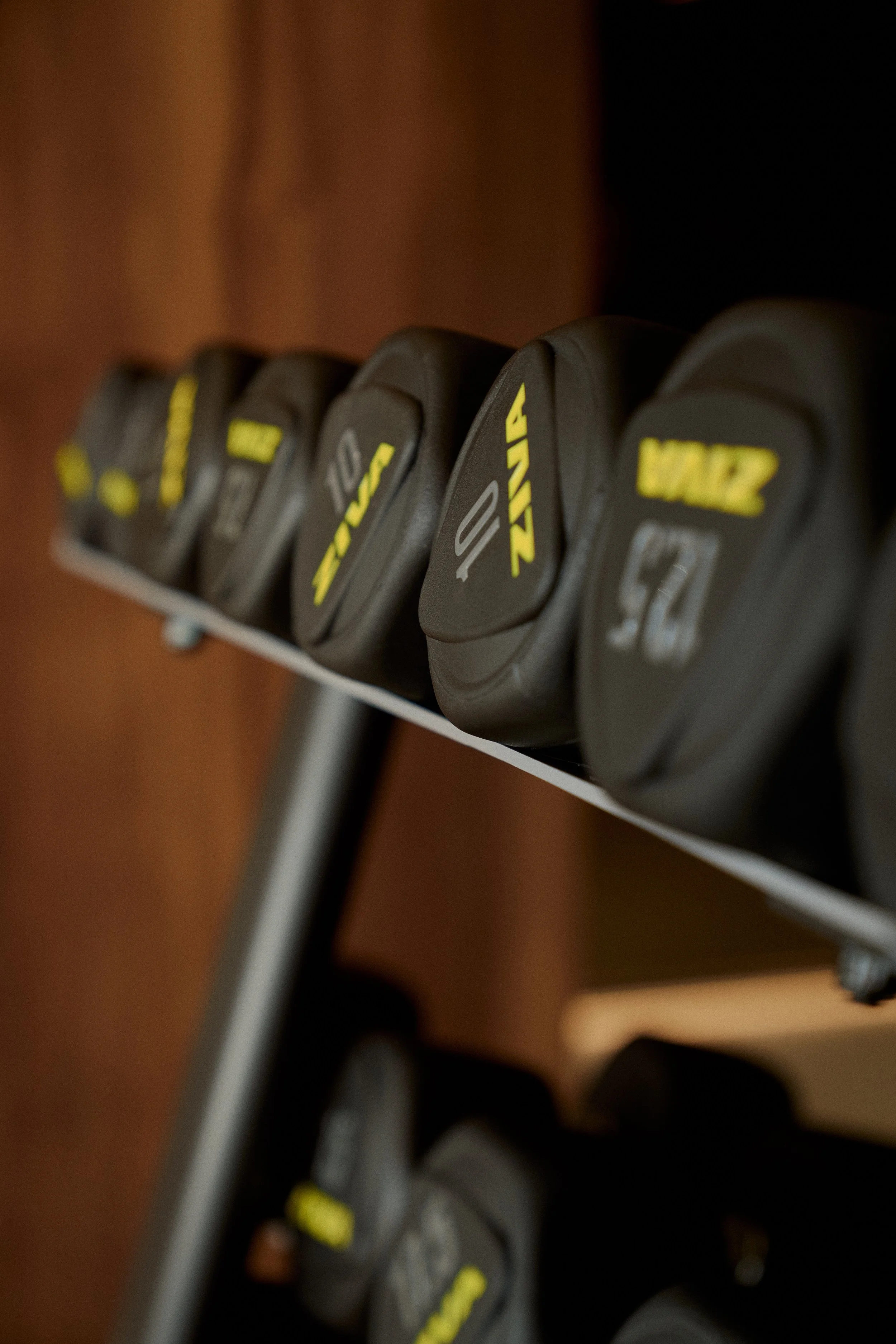 Conjunto de pratos de padel com a marca BAZZ em uma prateleira.